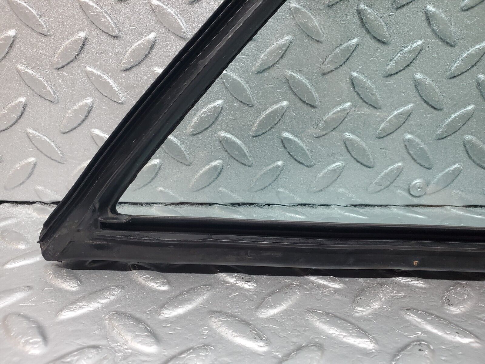 45803 Mercedes-Benz W126 420SE Rear Left Quarter Window Glass 1267350124