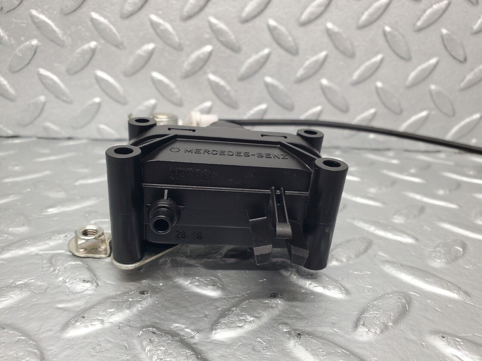 46949 Mercedes-Benz R129 320SL Coupe Trunk Lock Vacuum Actuator