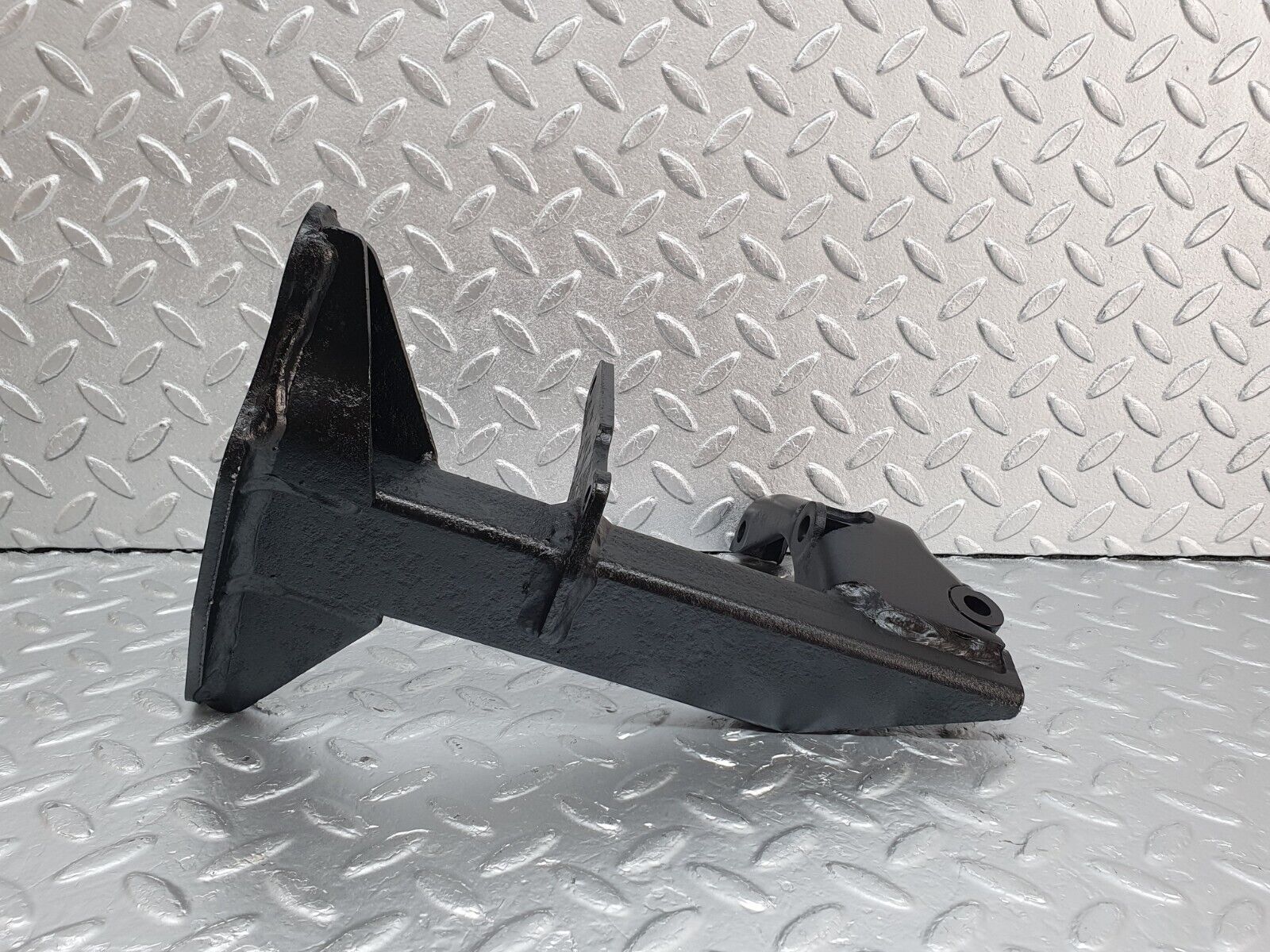 43723 Mercedes-Benz C126 380SEC Coupe Air Condition Compressor Mount Bracket