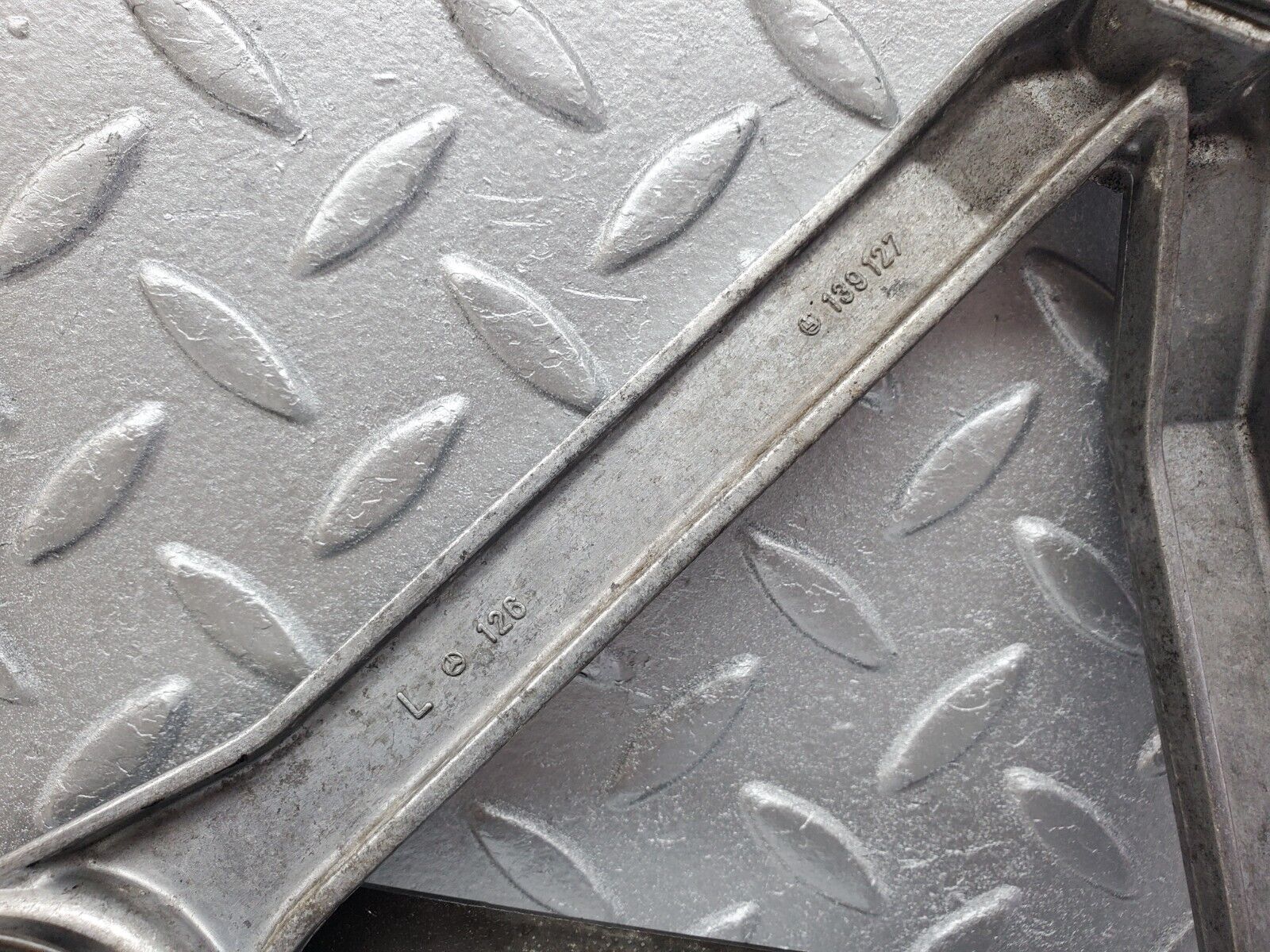 45713 Mercedes-Benz W126 420SE Front Left Power Window Regulator 13927