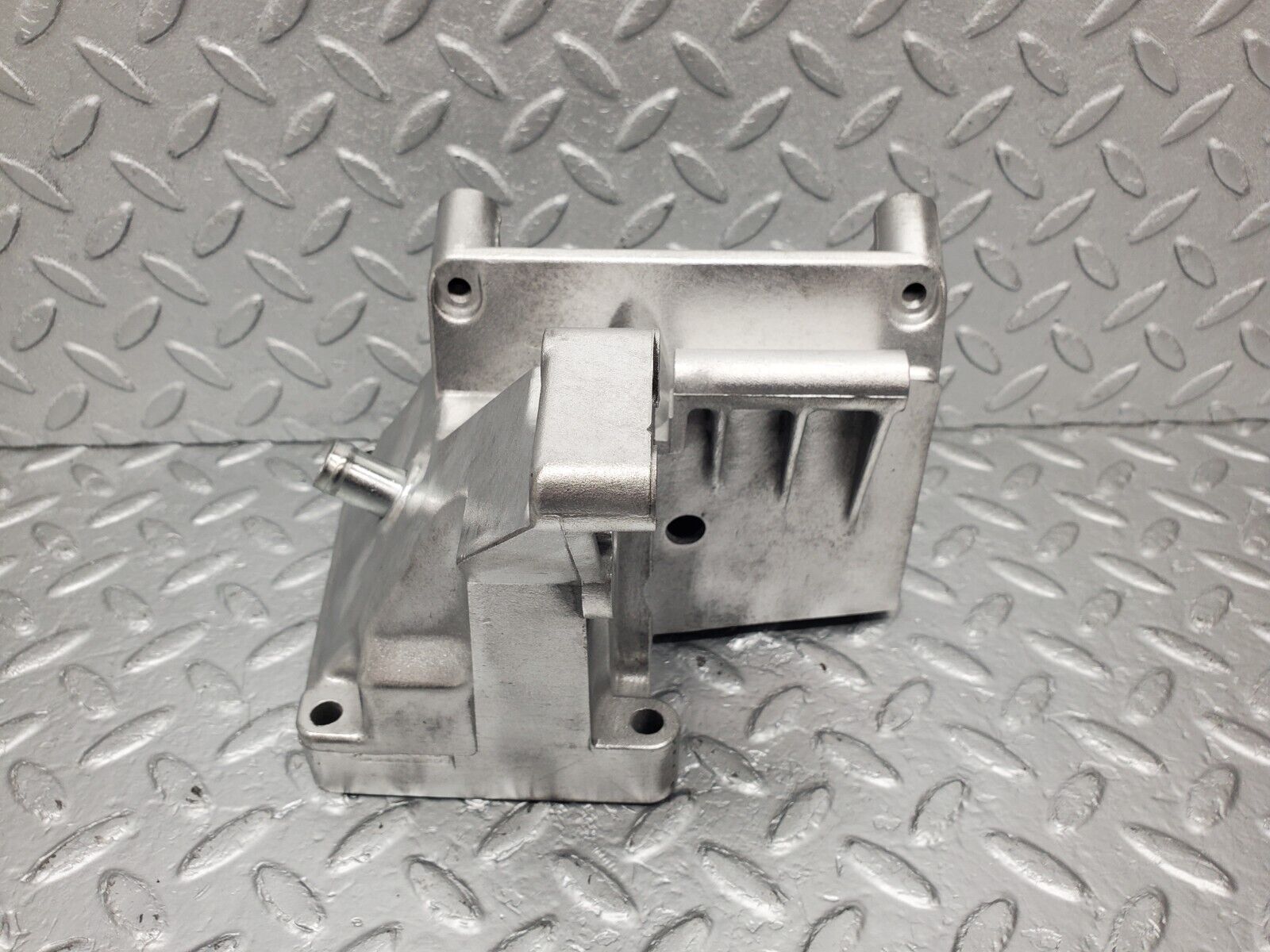 46162 Mercedes-Benz W124 280E Power Steering Pump Bracket 1031310935