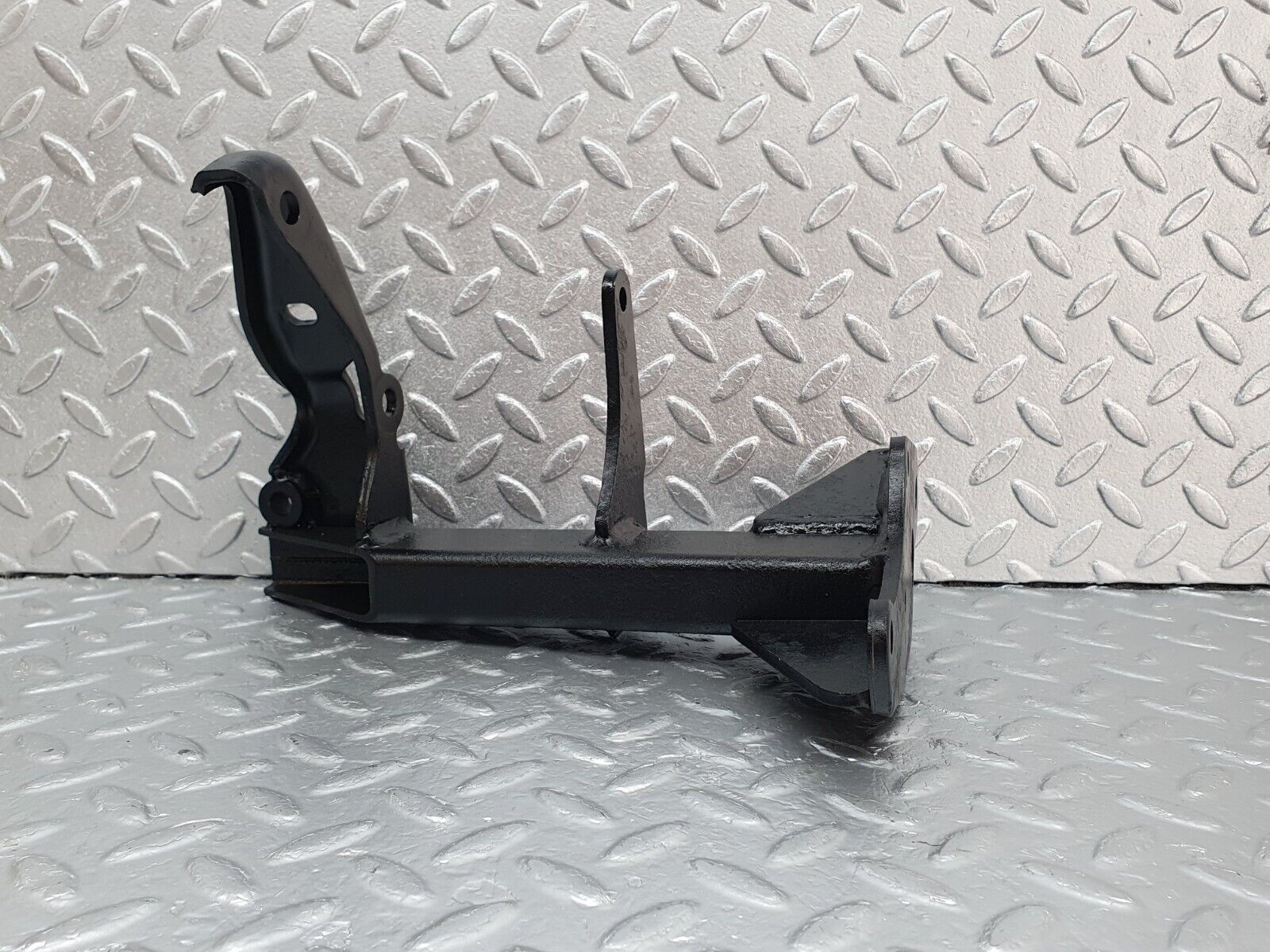 43723 Mercedes-Benz C126 380SEC Coupe Air Condition Compressor Mount Bracket