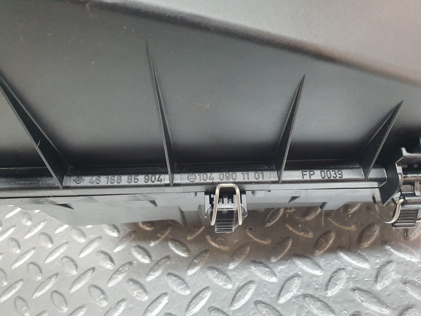 42191 Mercedes-Benz R129 320SL Coupe Air Filter Box Housing 1040940104 1040901101