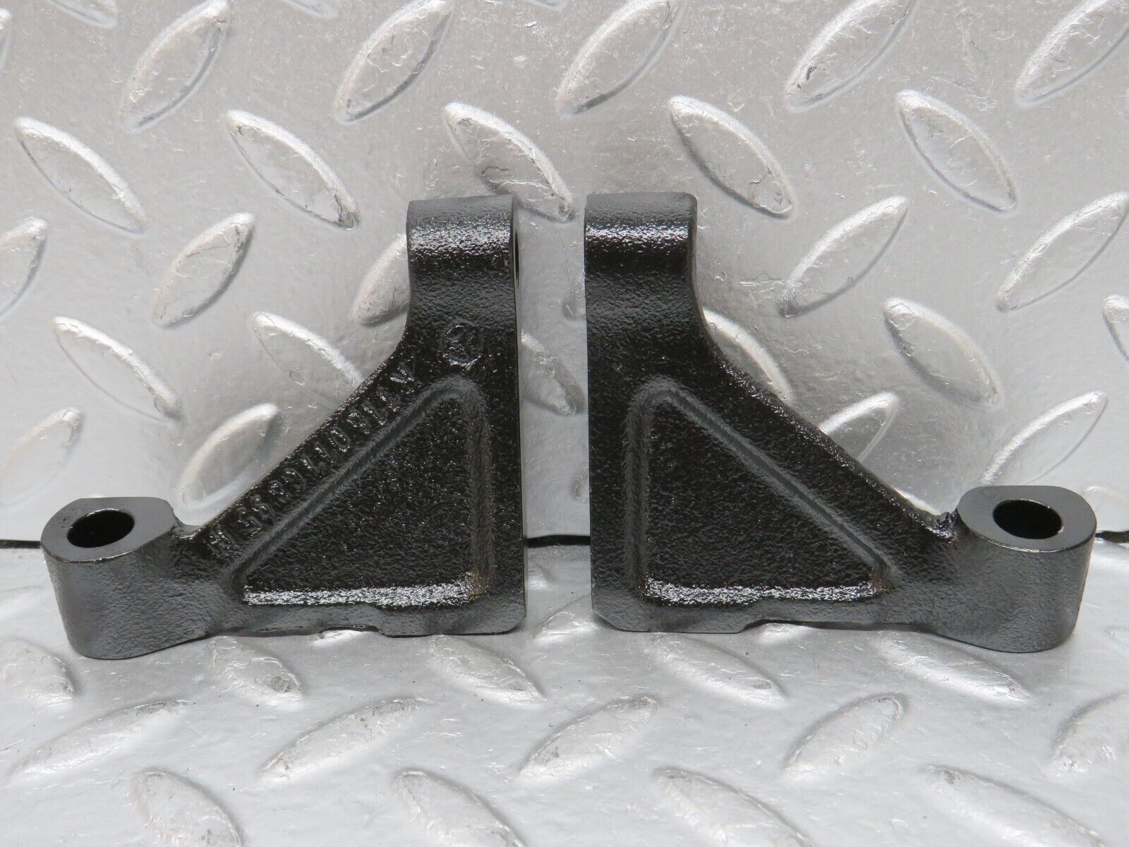 32757 Mercedes-Benz C107 R107 350 V8 Engine Mount Bracket Pair 1160110895 1160110995