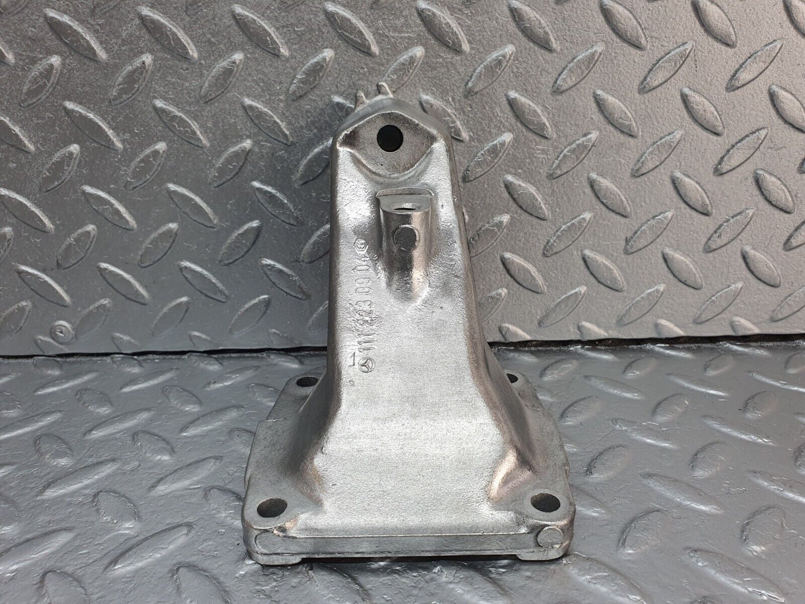 41889 Mercedes-Benz W202 C200 Engine Mount Bracket Left Side 1112230904