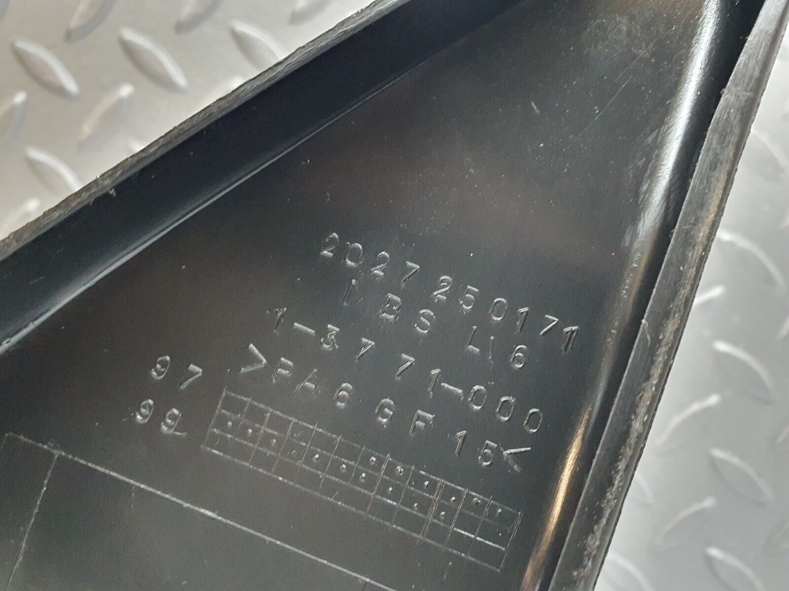 42087 Mercedes-Benz W202 C200 Front Left Door Window Frame Cover 2027250171