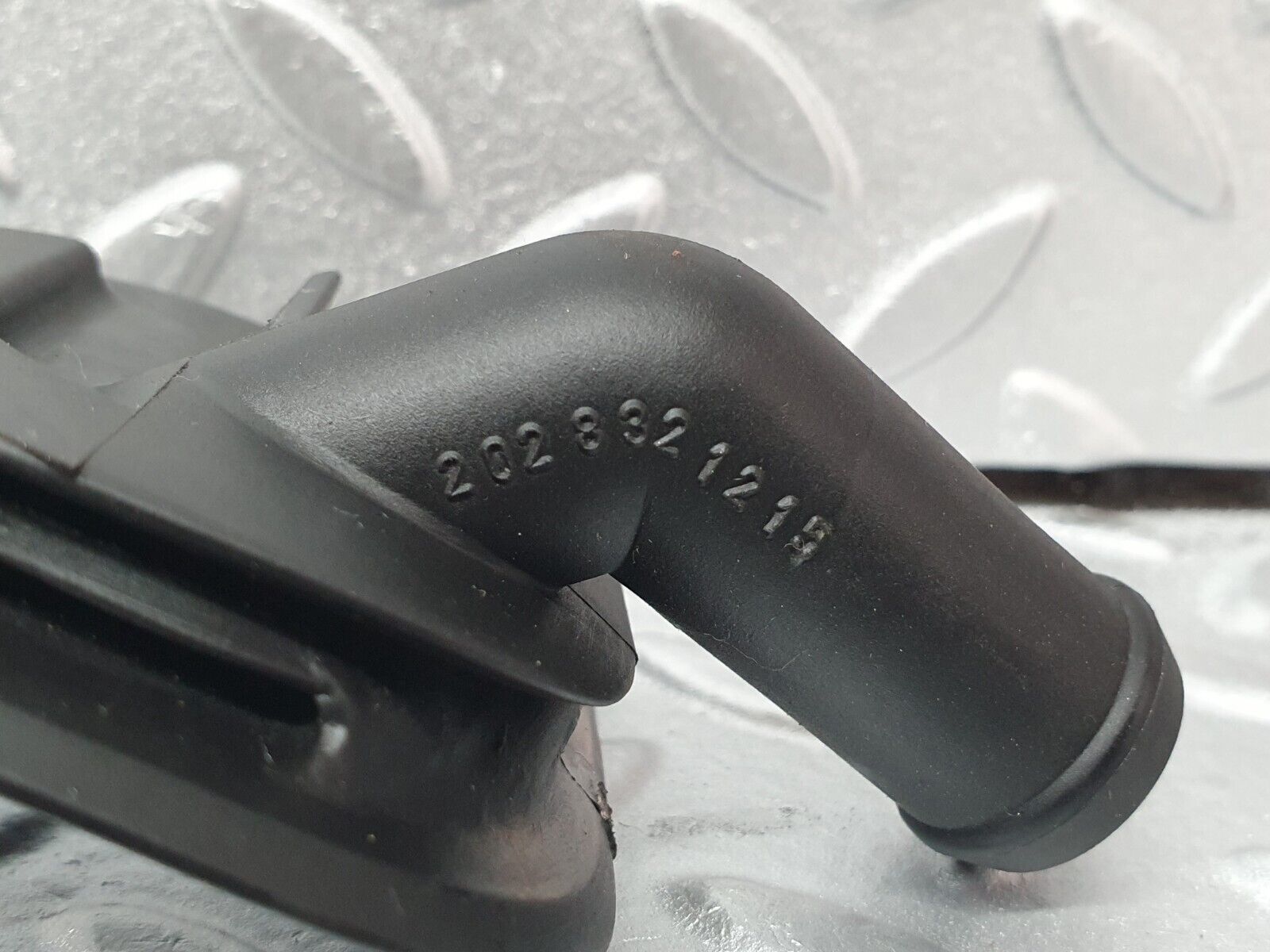 42129 Mercedes-Benz W202 C200 Heater Hose Pipe Connector 2028321215