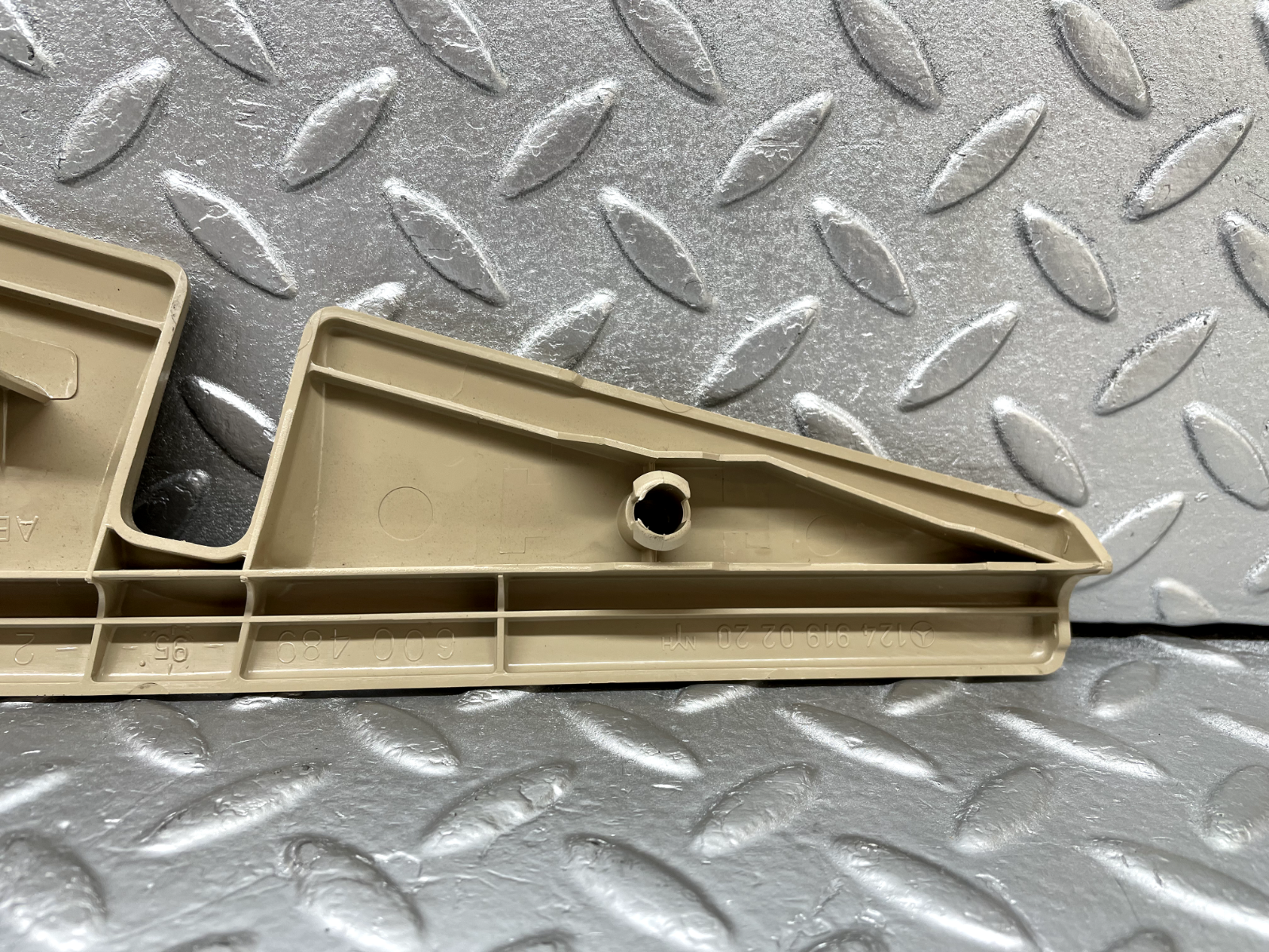 44247 Mercedes-Benz W124 Front Right Seat Cover Trim Champignon 1249190220