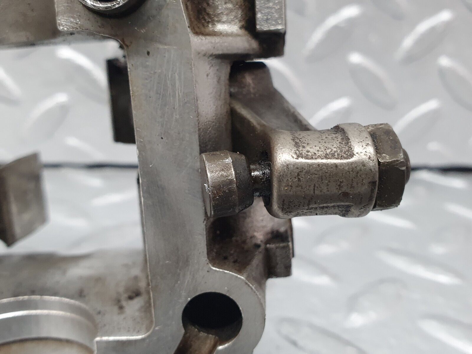 43064 Mercedes-Benz W123 Rocker Arms Camshaft Bearing Block 1020512110