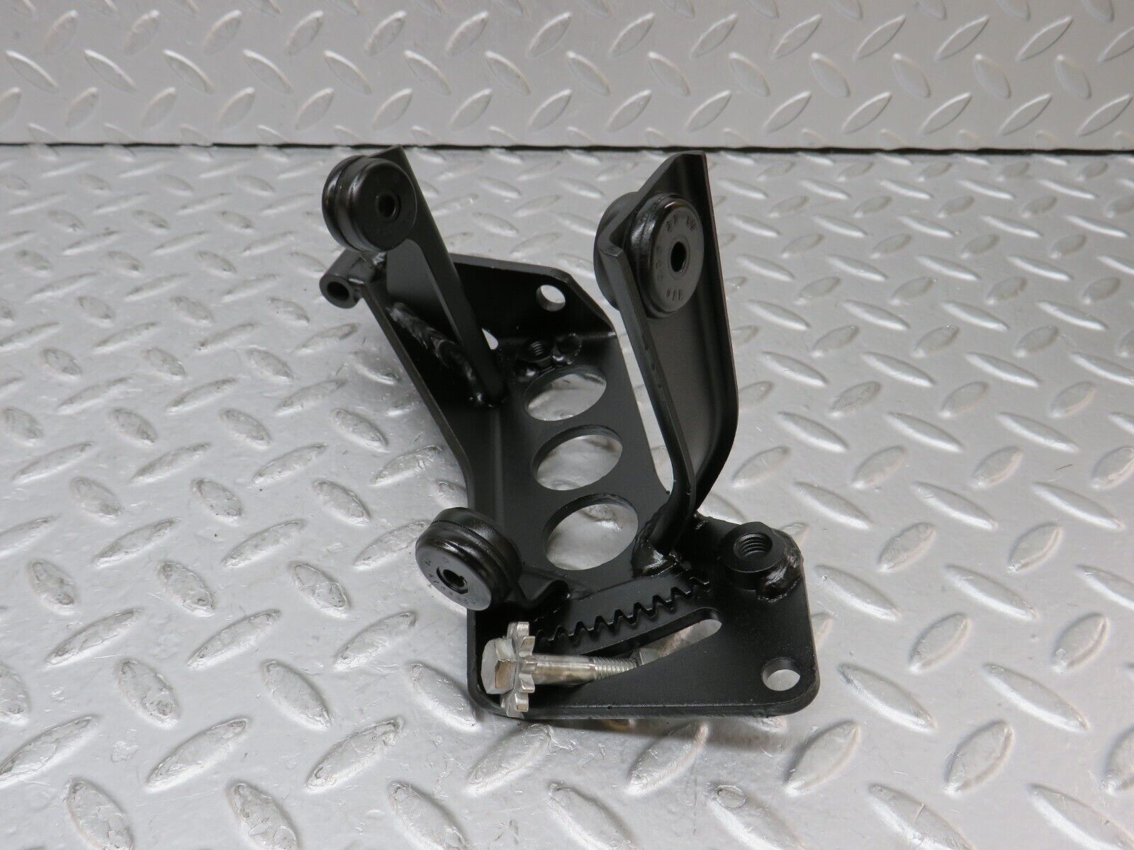 35495 Mercedes-Benz R107 280SL Power Steering Pump Bracket