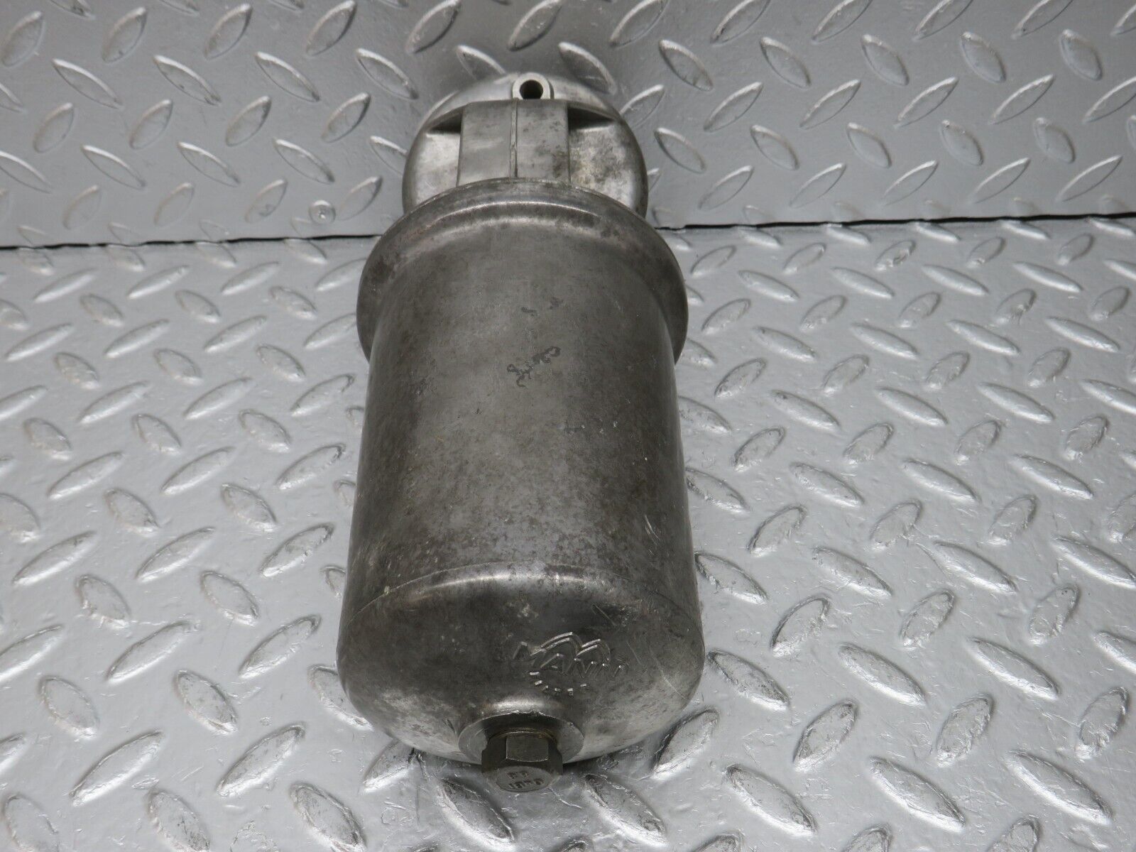 32750 Mercedes-Benz C107 R107 350 V8 Oil Filter Housing 1161840309