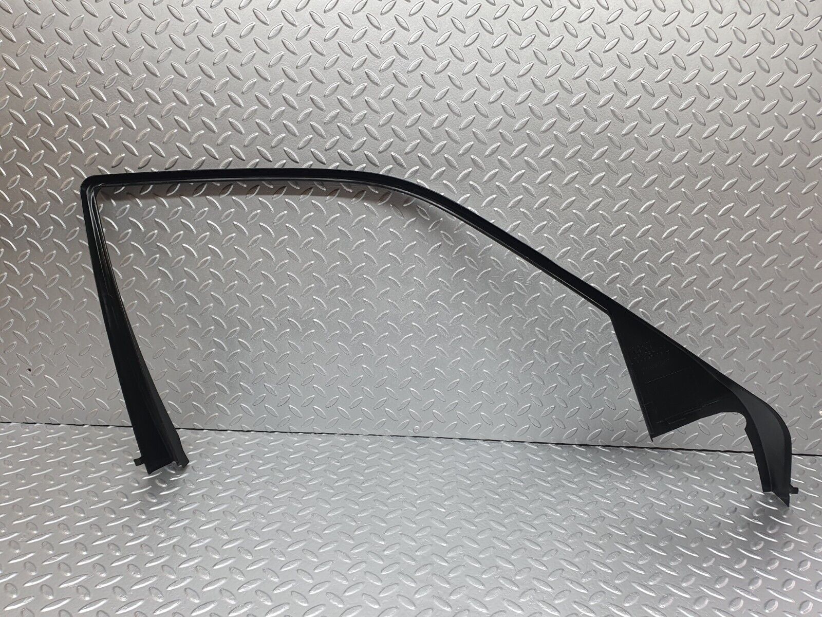 42085 Mercedes-Benz W202 C200 Front Right Door Window Frame Cover 2027250271