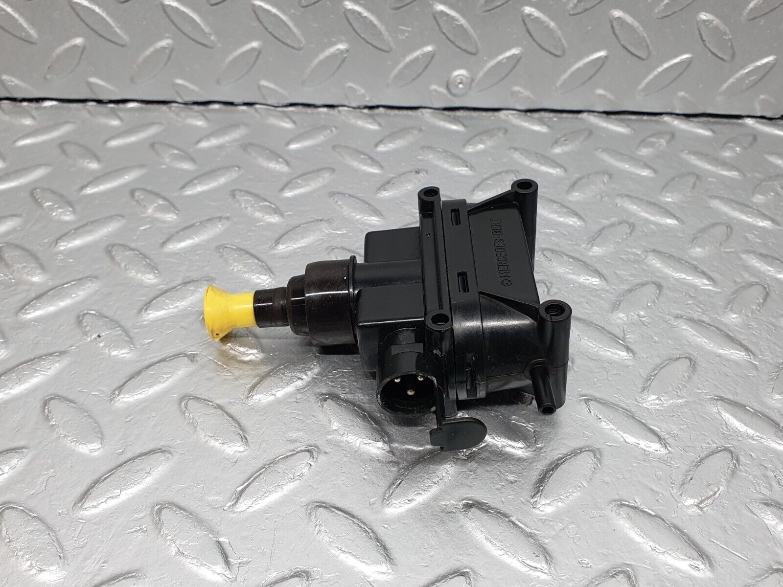 41666 Mercedes-Benz W124 200E Trunk Lock Vacuum Actuator