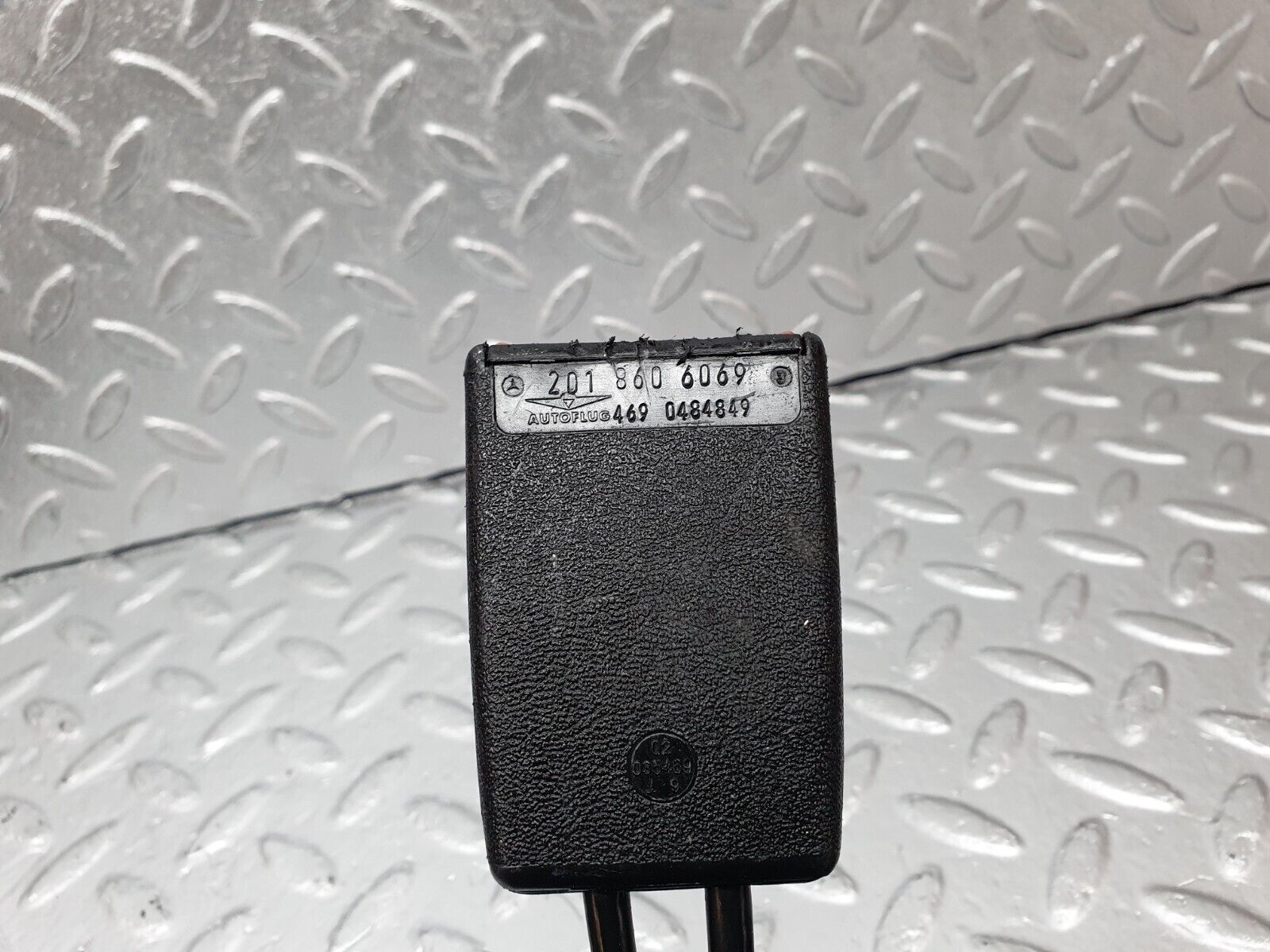 42805 Mercedes-Benz W201 190 2.0L Rear Seat Belt Set With Buckles 1268601886 2018605685