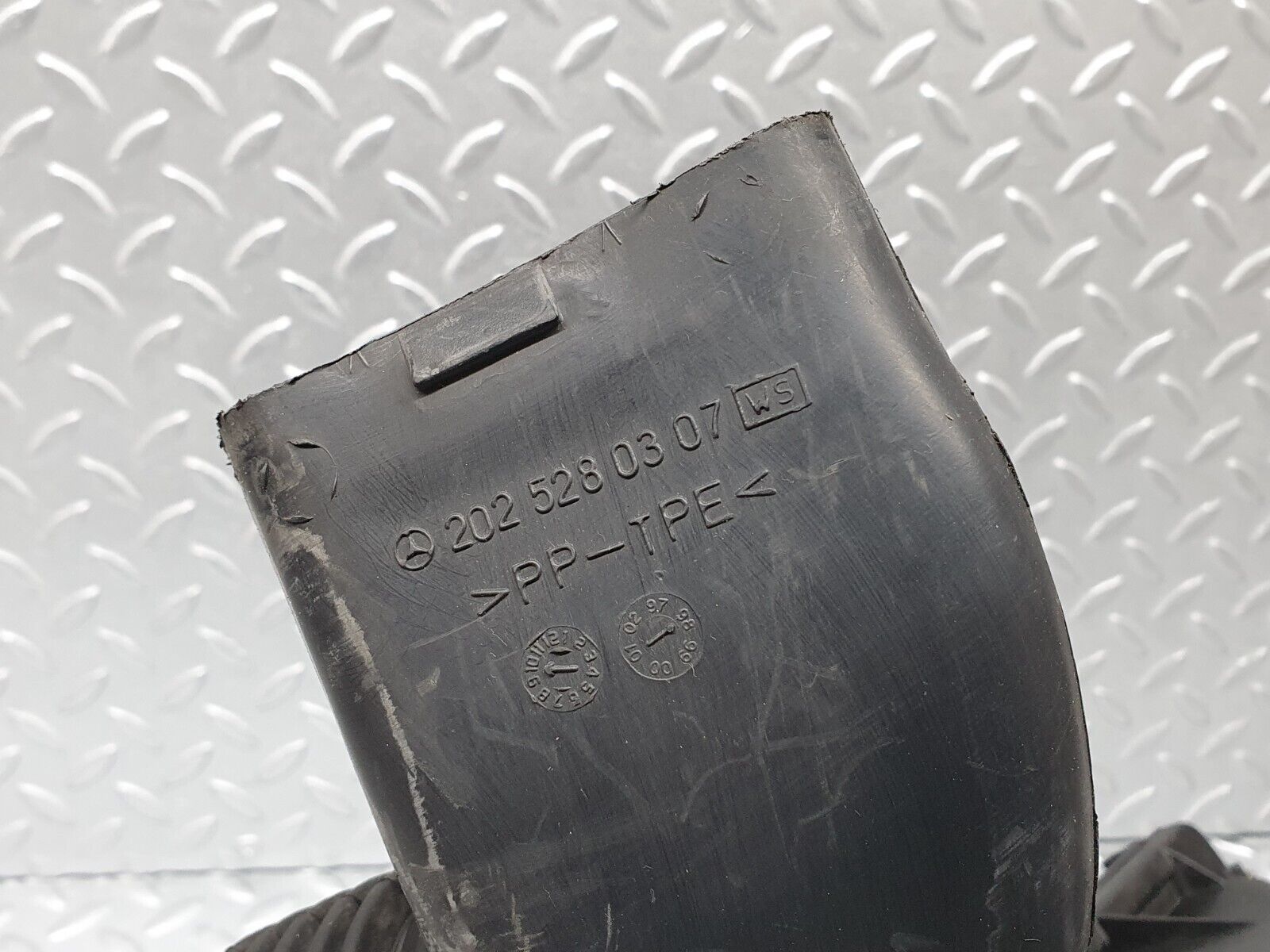 41814 Mercedes-Benz W202 C200 Air Filter Box Housing 1110900301