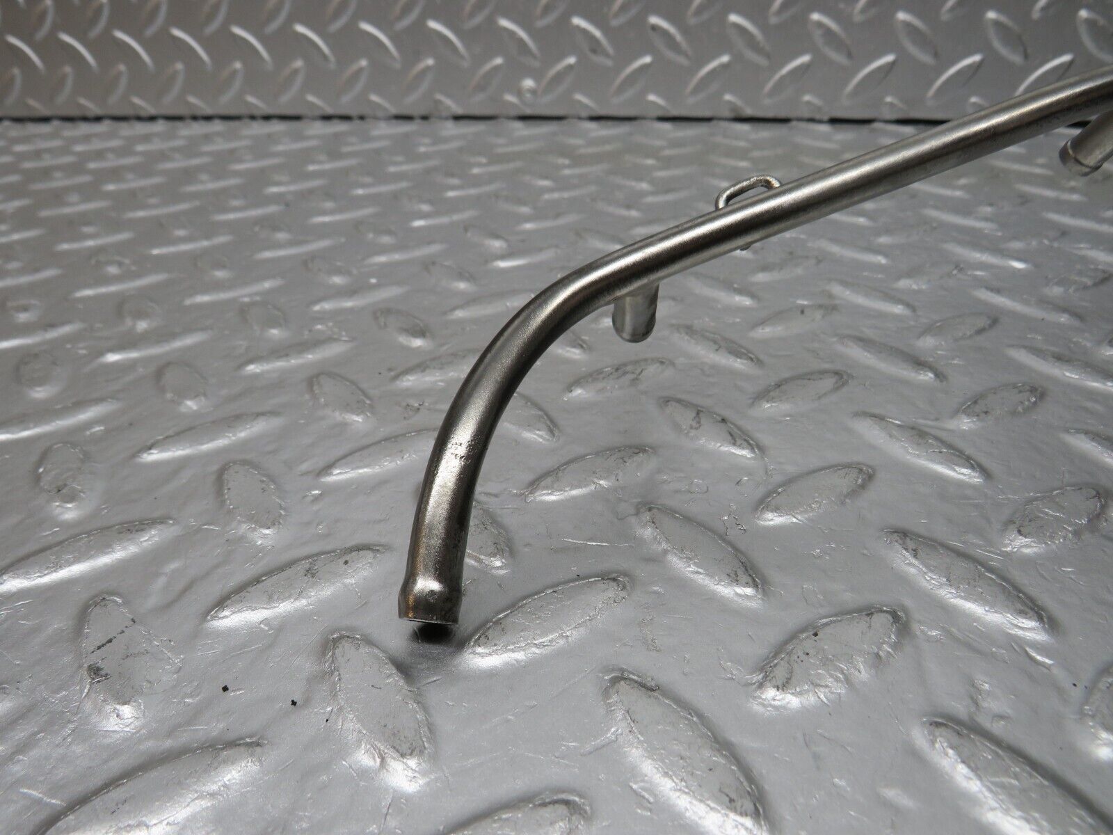 32990 Mercedes-Benz C107 R107 350 V8 Fuel Injection Pipe