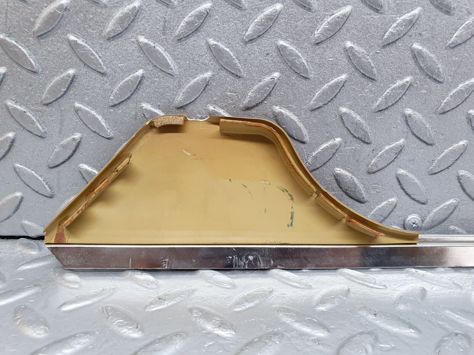 44155 Mercedes-Benz C123 230CE Coupe Seat Belt Presenter Cover Trim Right 1236922022