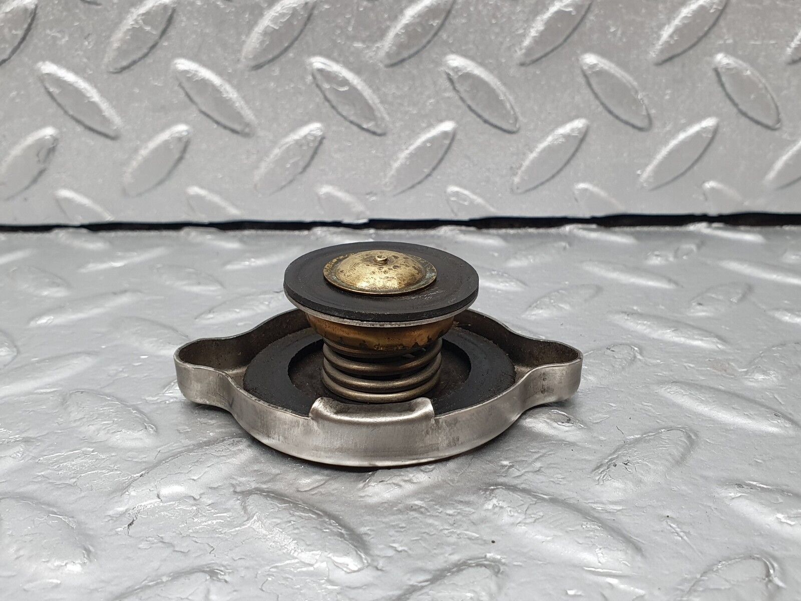 43123 Mercedes-Benz W108 280SE Radiator Cap Behr 1235010215