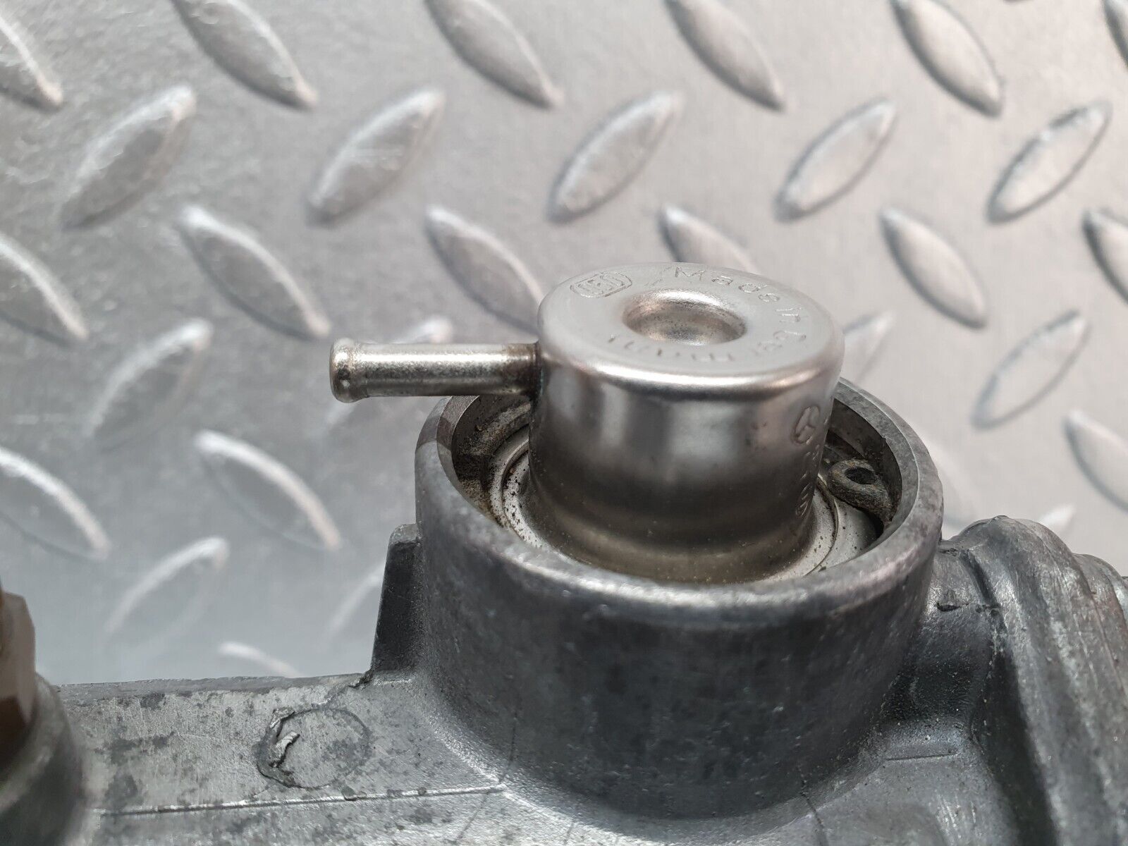 41883 Mercedes-Benz W202 C200 Fuel Injector Rail 1110781045 0000781889