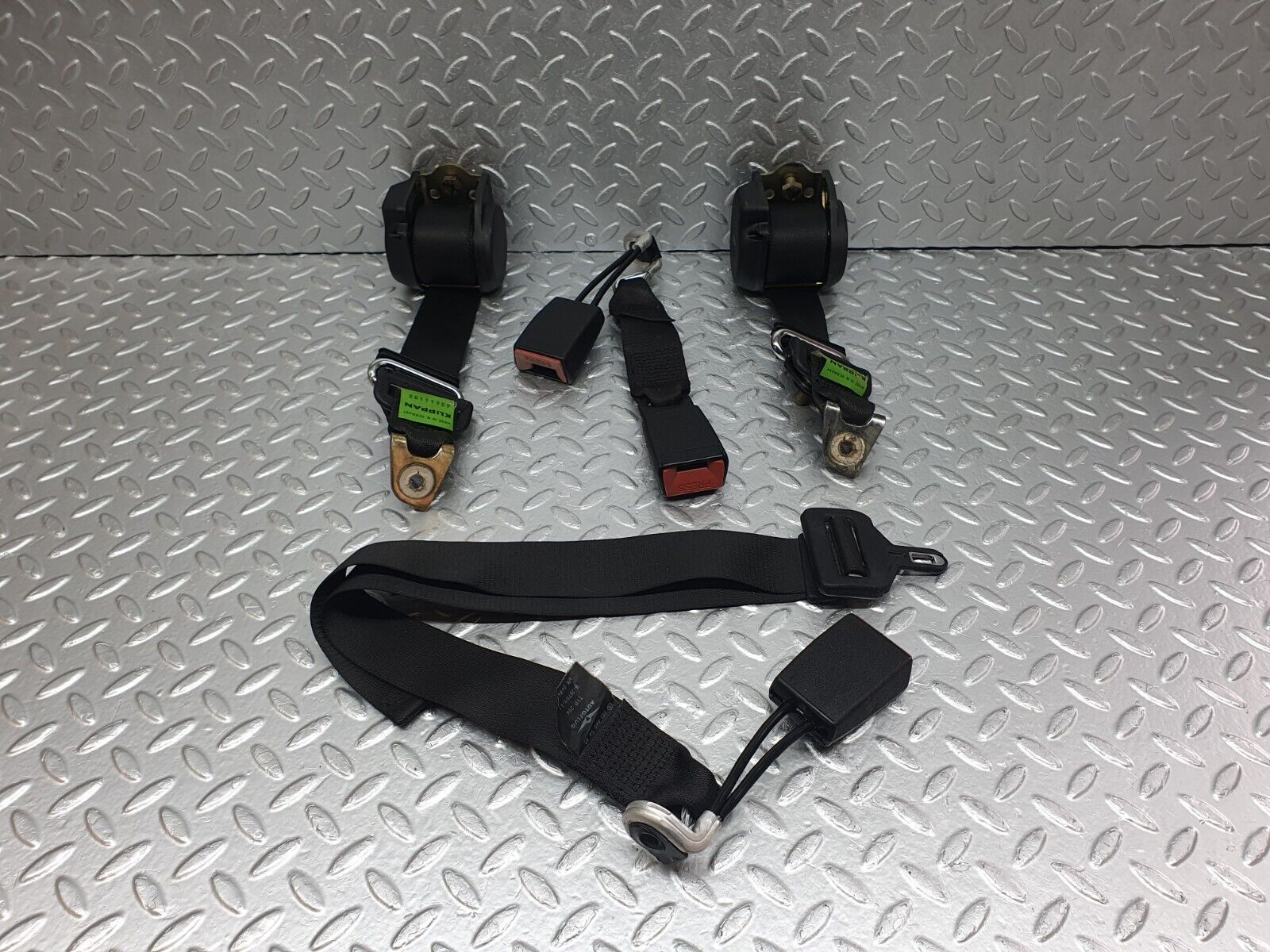 42805 Mercedes-Benz W201 190 2.0L Rear Seat Belt Set With Buckles 1268601886 2018605685