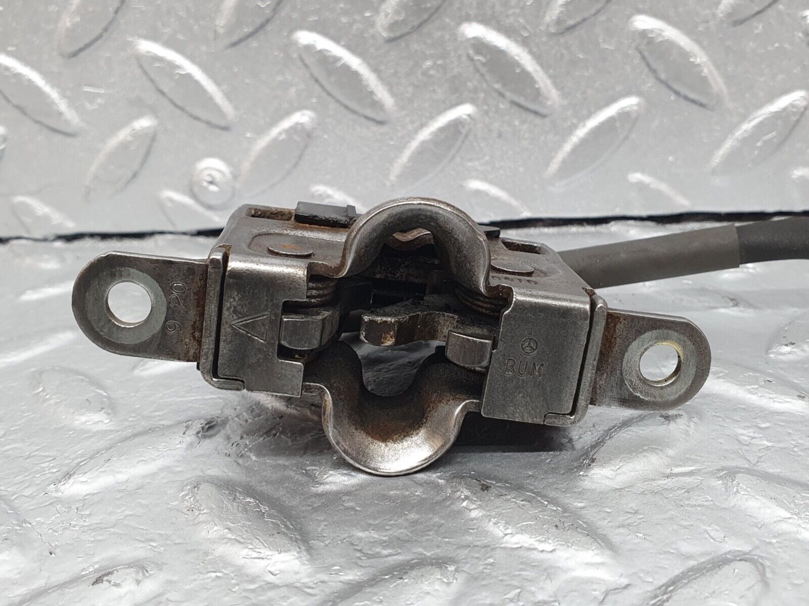 42018 Mercedes-Benz W202 C200 Bonnet Lock Latch 2028206210 2105402781