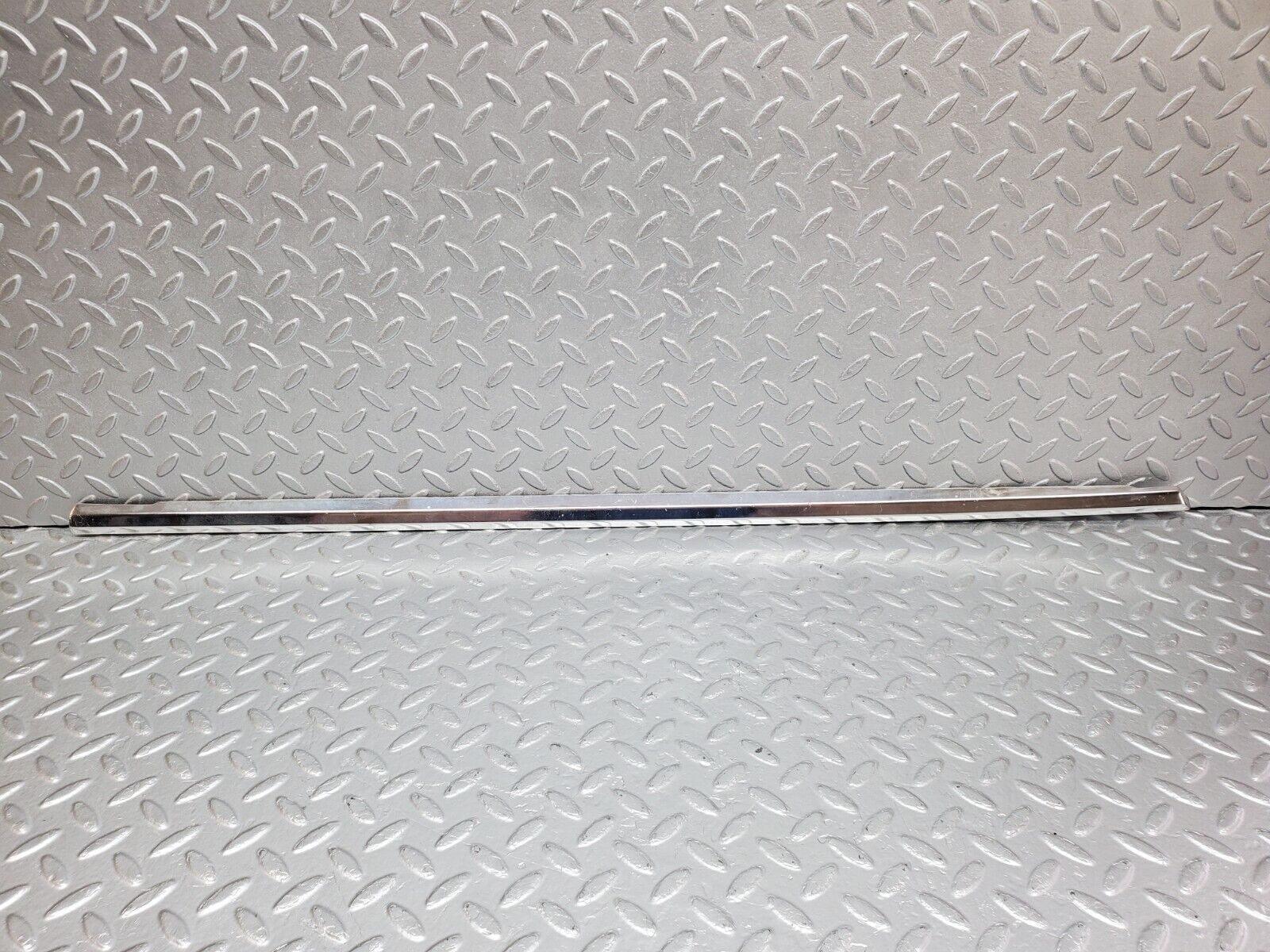 45808 Mercedes-Benz W126 420SE Front Right Door Chrome Moulding Trim