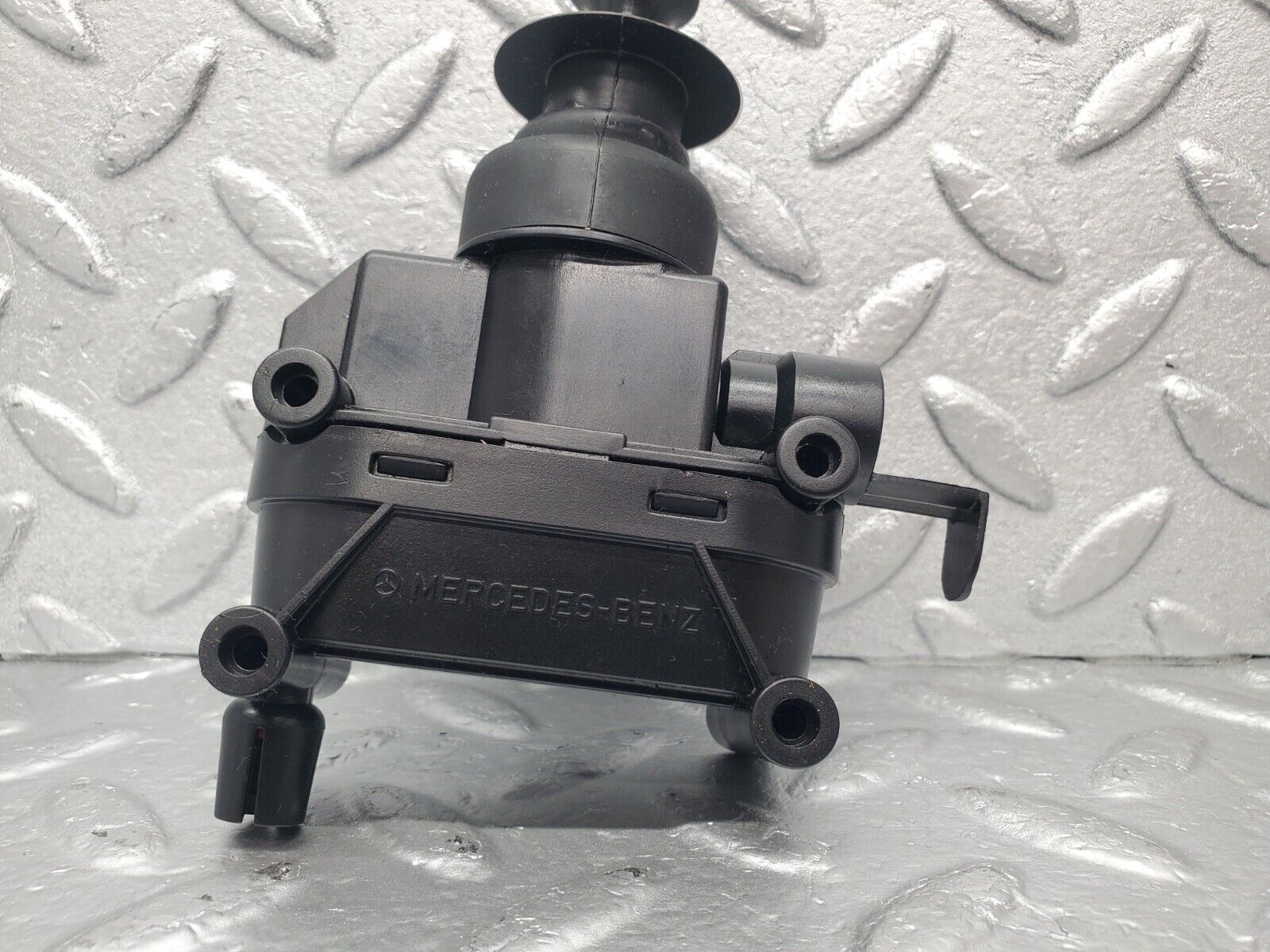 46146 Mercedes-Benz W124 Front Right Door Lock Vacuum Actuator