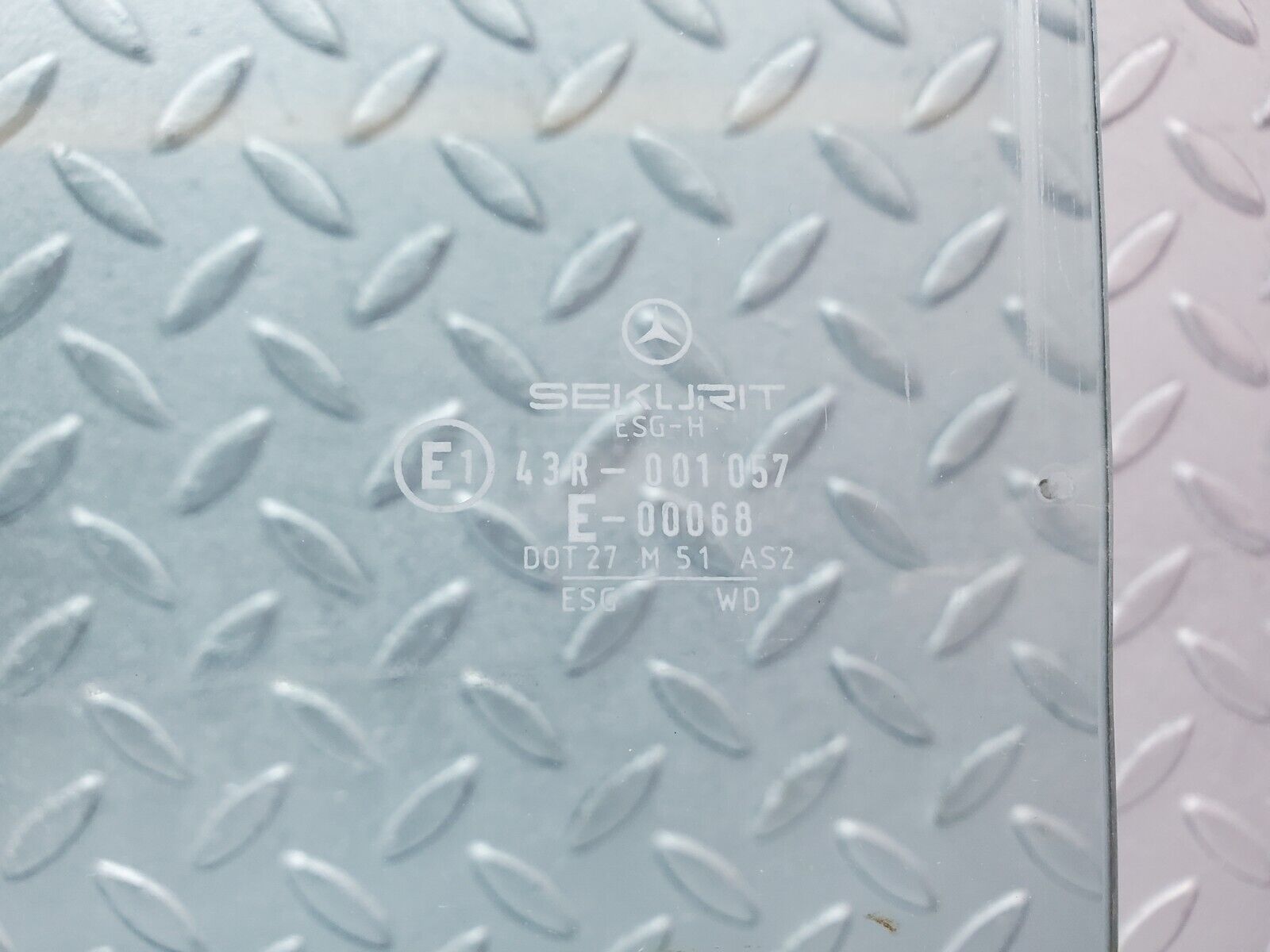 44365 Mercedes-Benz W123 280E Front Left Door Window Glass