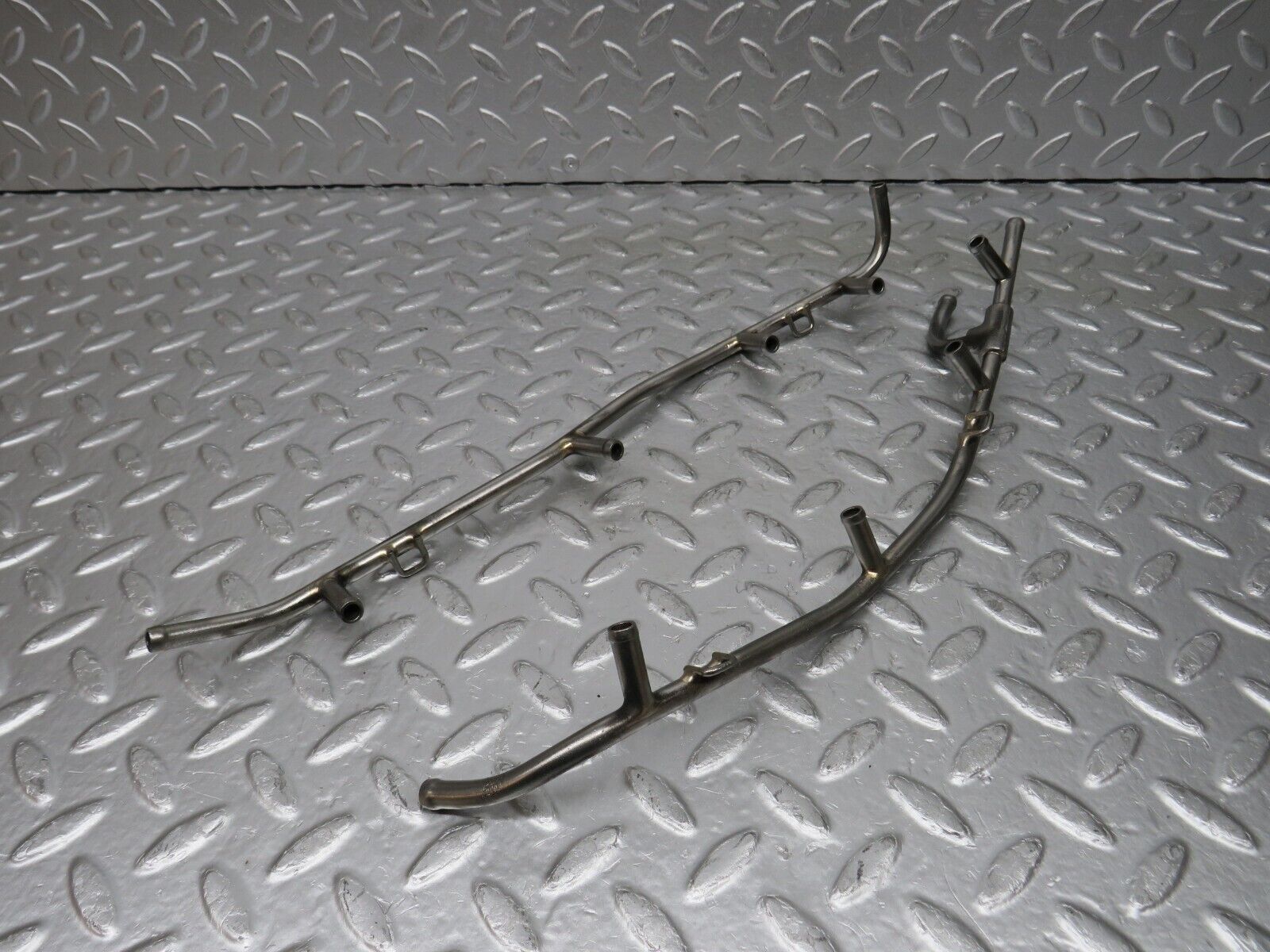 32990 Mercedes-Benz C107 R107 350 V8 Fuel Injection Pipe