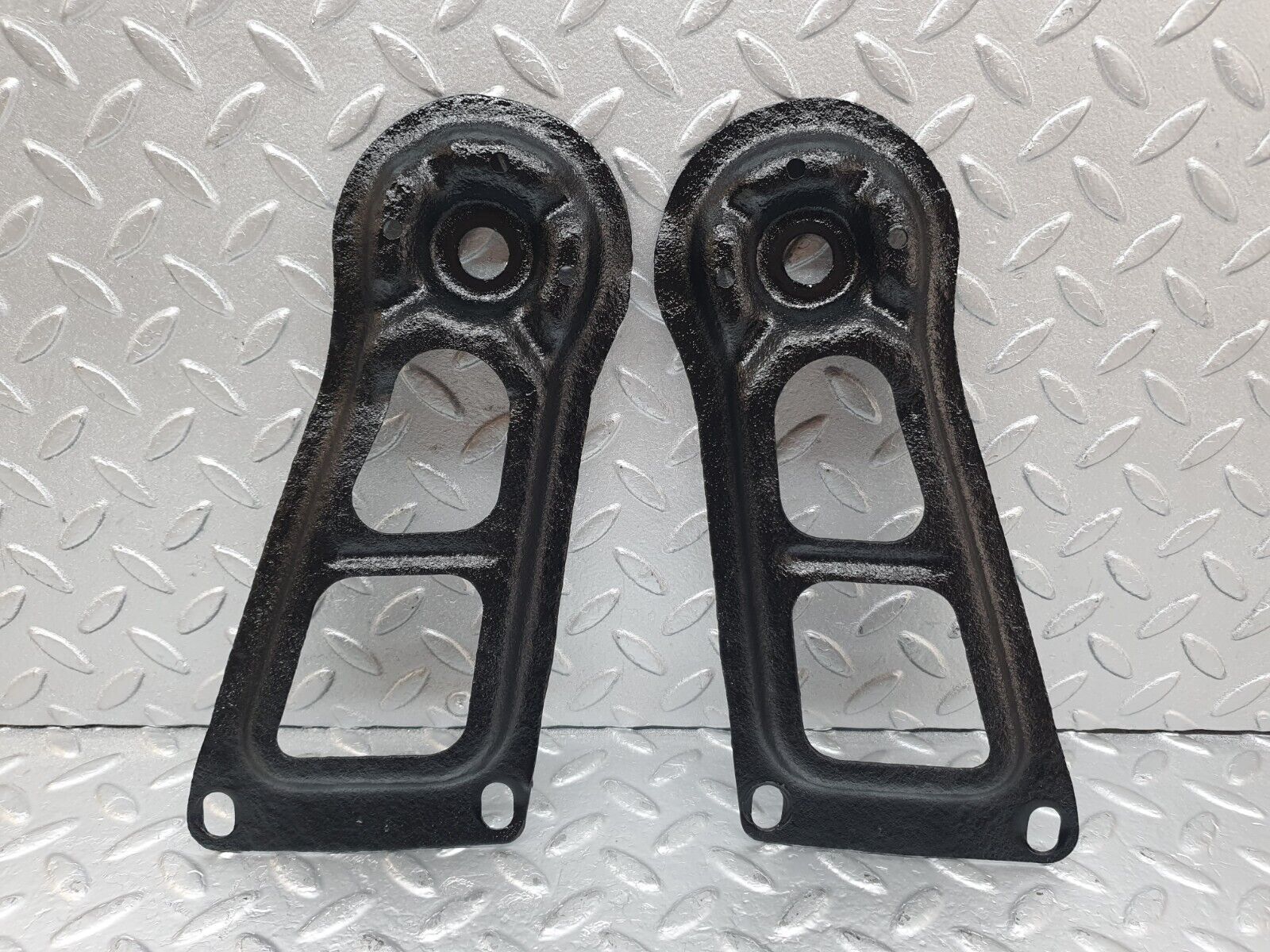 43893 Mercedes-Benz C123 230CE Coupe Rear Suspension Axle Mounting Bracket