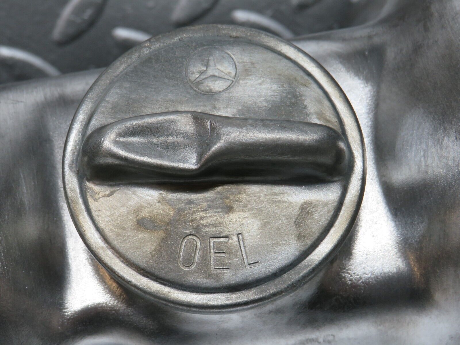 32981 Mercedes-Benz C107 R107 350 Cylinder Head Valve Cover Right 1160161905