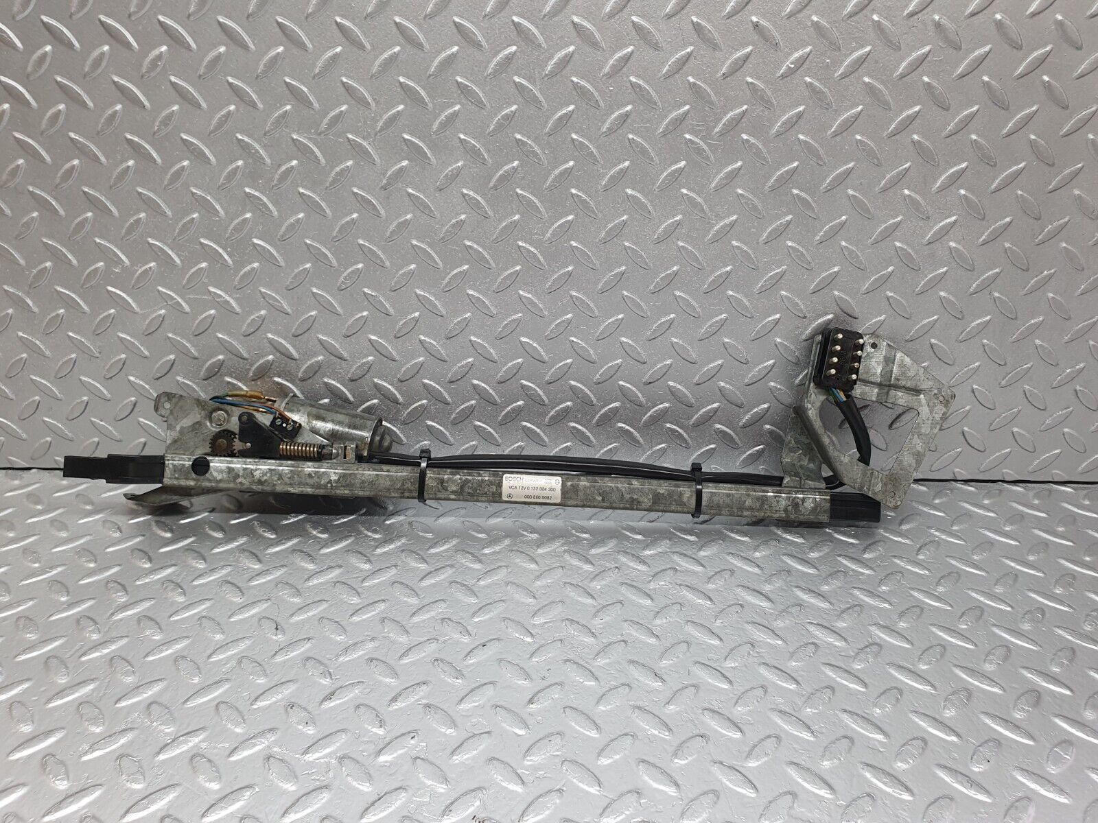 43749 Mercedes-Benz C126 380SEC Coupe Seat Belt Presenter Left 0008600082 0132004300 0008201915