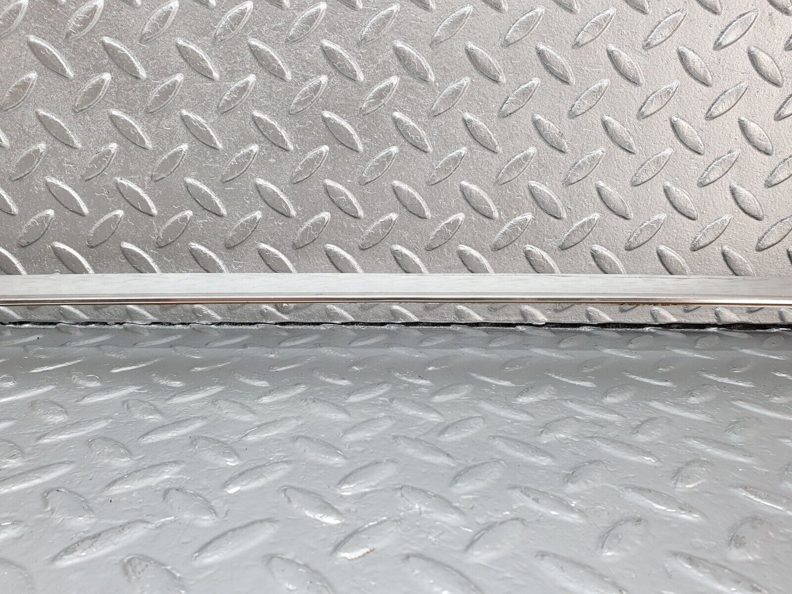 43054 Mercedes-Benz R107 Hardtop Windscreen Chrome Frame