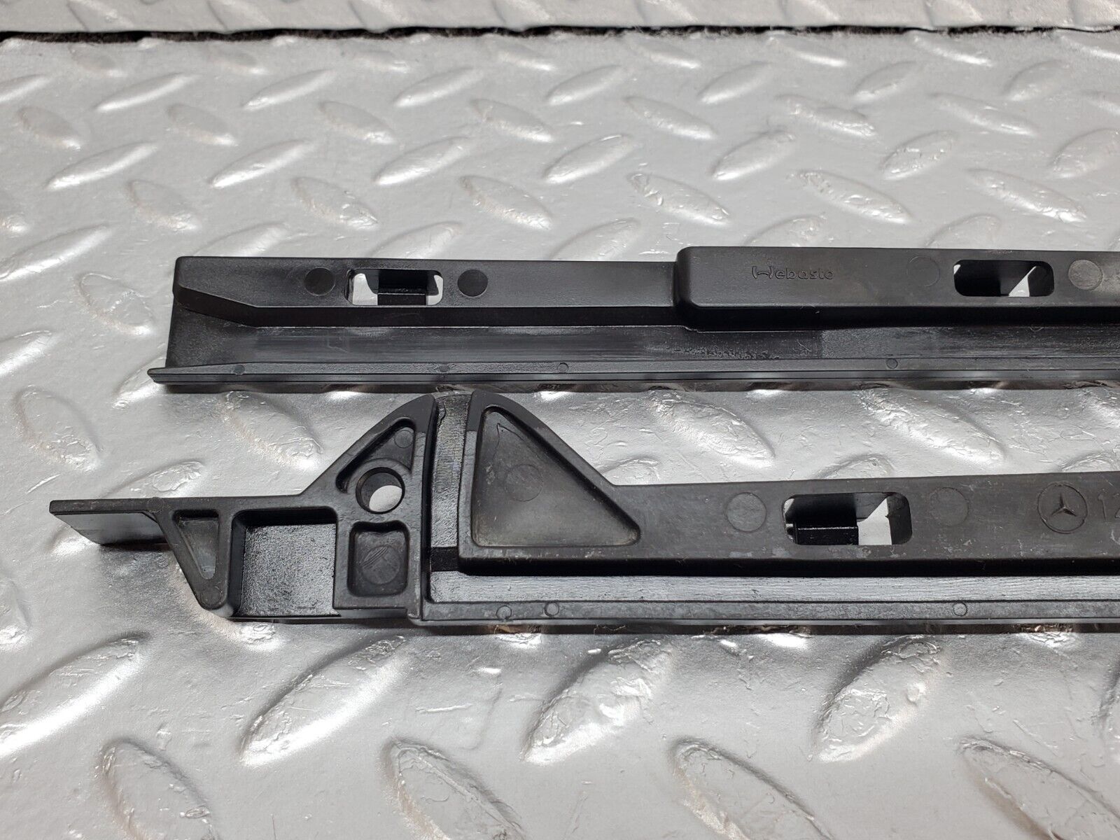 44676 Mercedes-Benz W124 220E Sunroof Frame Guide Rail 1247820131 1247820231