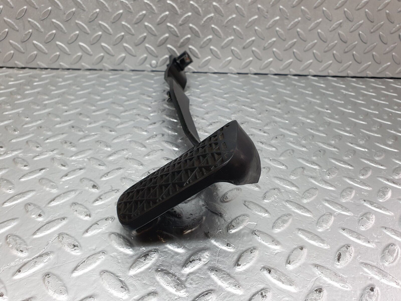 43896 Mercedes-Benz C123 230CE Coupe Brake Pedal With Rubber 1232910082