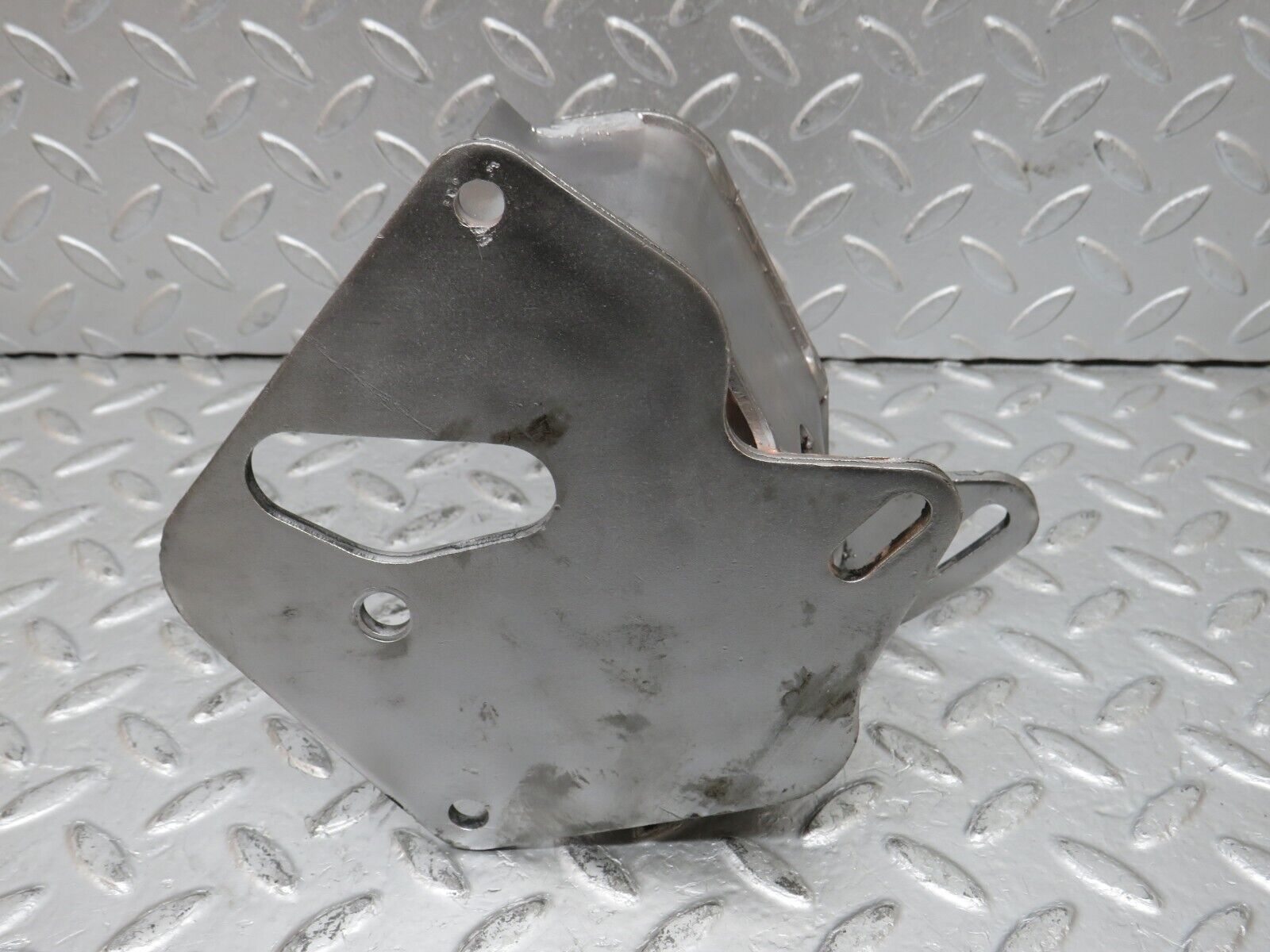 32850 Mercedes-Benz C107 R107 350 V8 Power Steering Pump Bracket