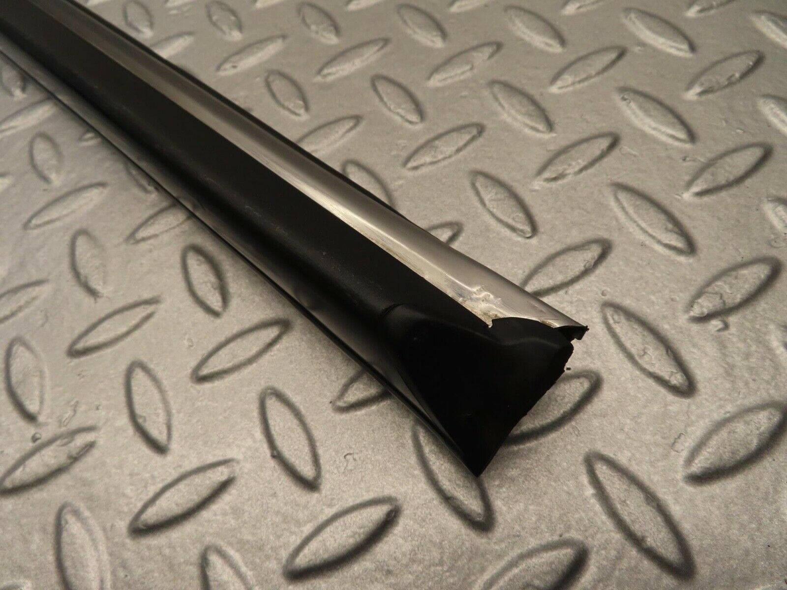 11821 Mercedes-Benz R107 450SL Right Door Centre Moulding Trim