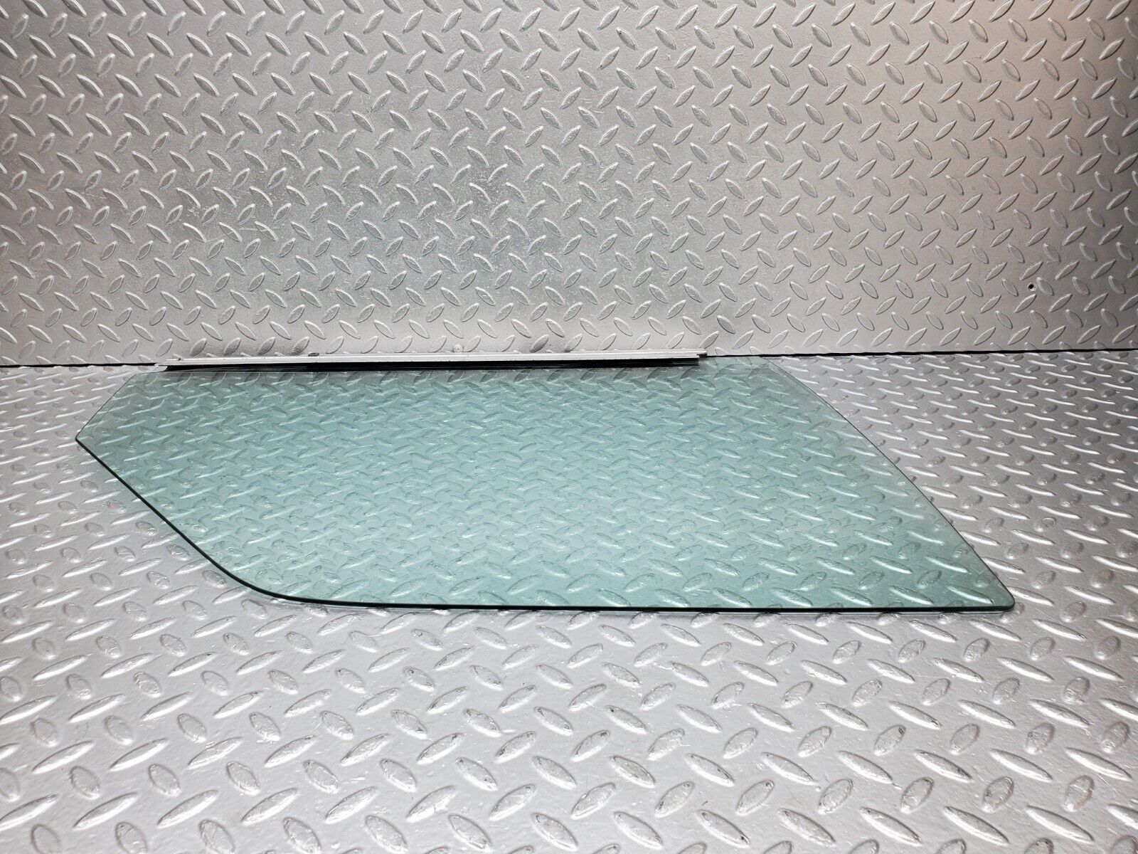 45800 Mercedes-Benz W126 420SE Front Right Door Window Glass