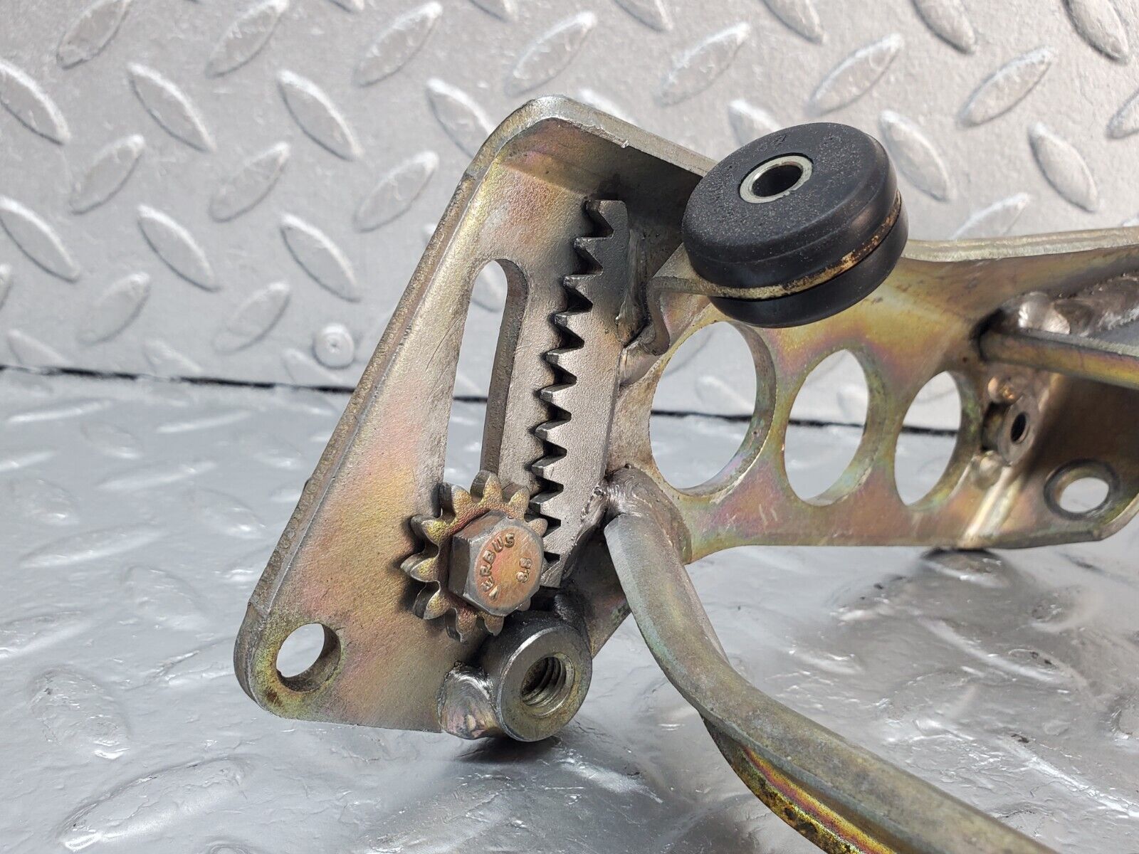 45368 Mercedes-Benz 280E M110.983 Power Steering Pump Bracket