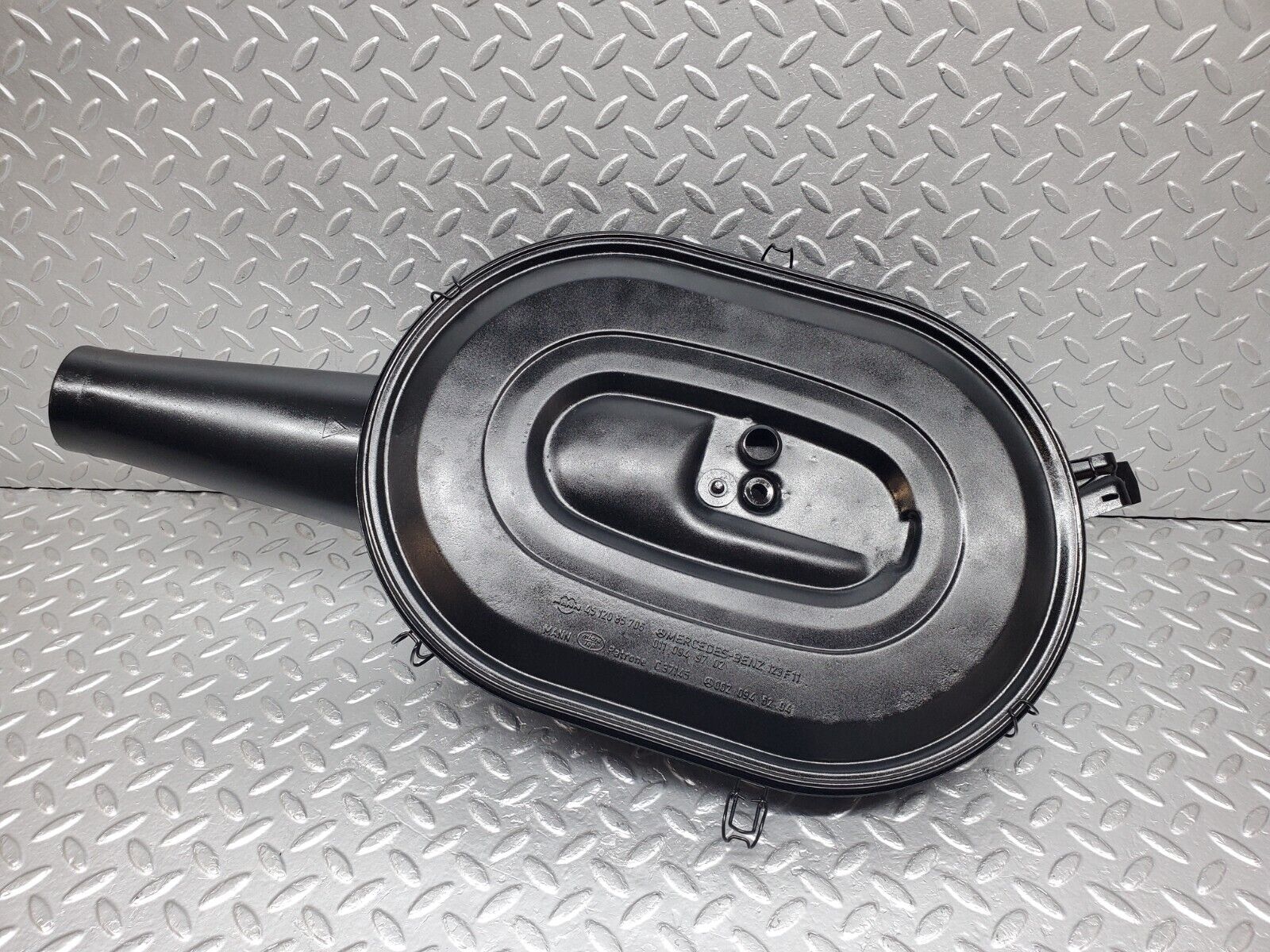 44470 Mercedes-Benz W123 280E Air Filter Box Housing 0110949702