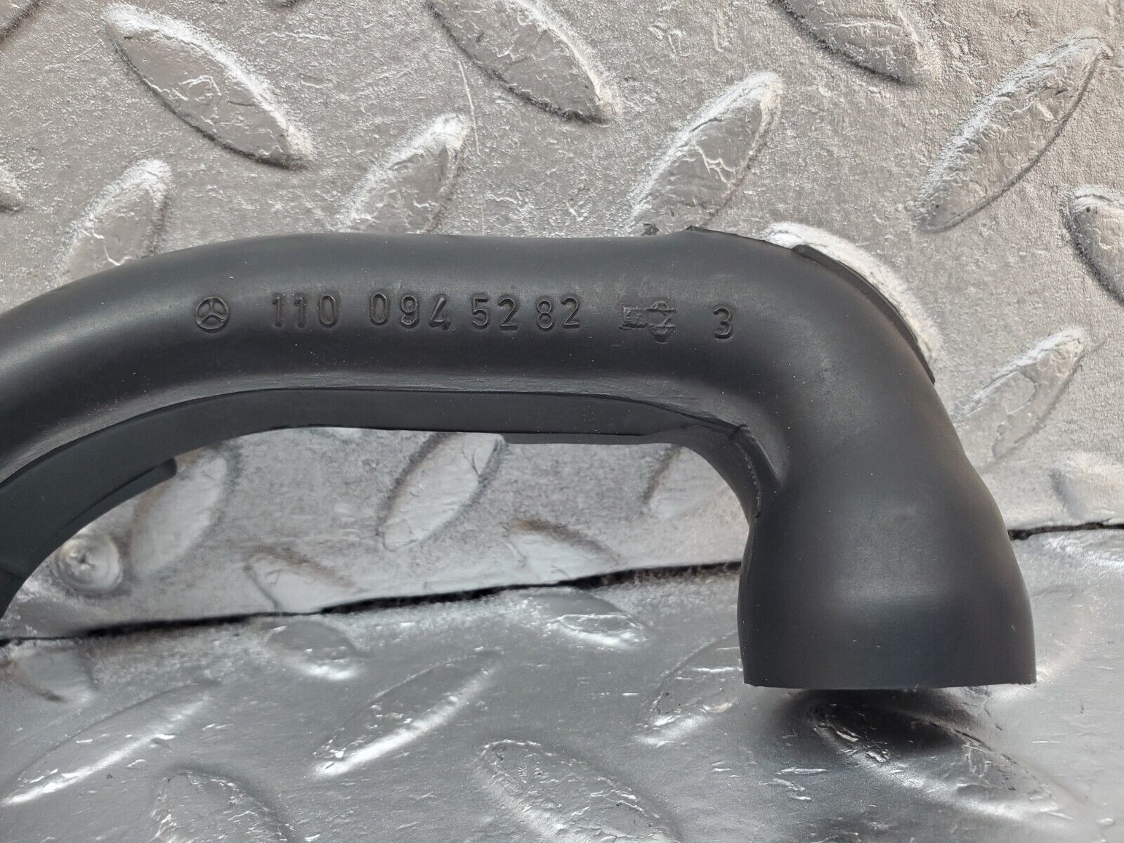45377 Mercedes-Benz 280E M110.983 Air Intake Pipe 1100945282