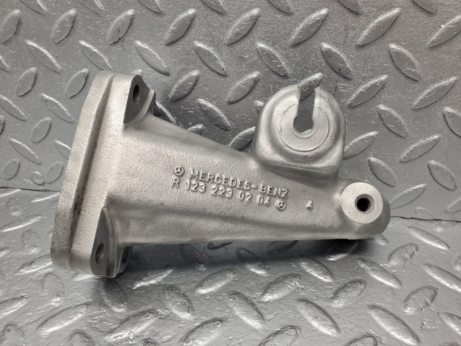 46649 Mercedes-Benz C123 280CE Coupe Engine Mount Bracket Left Side 1232230204