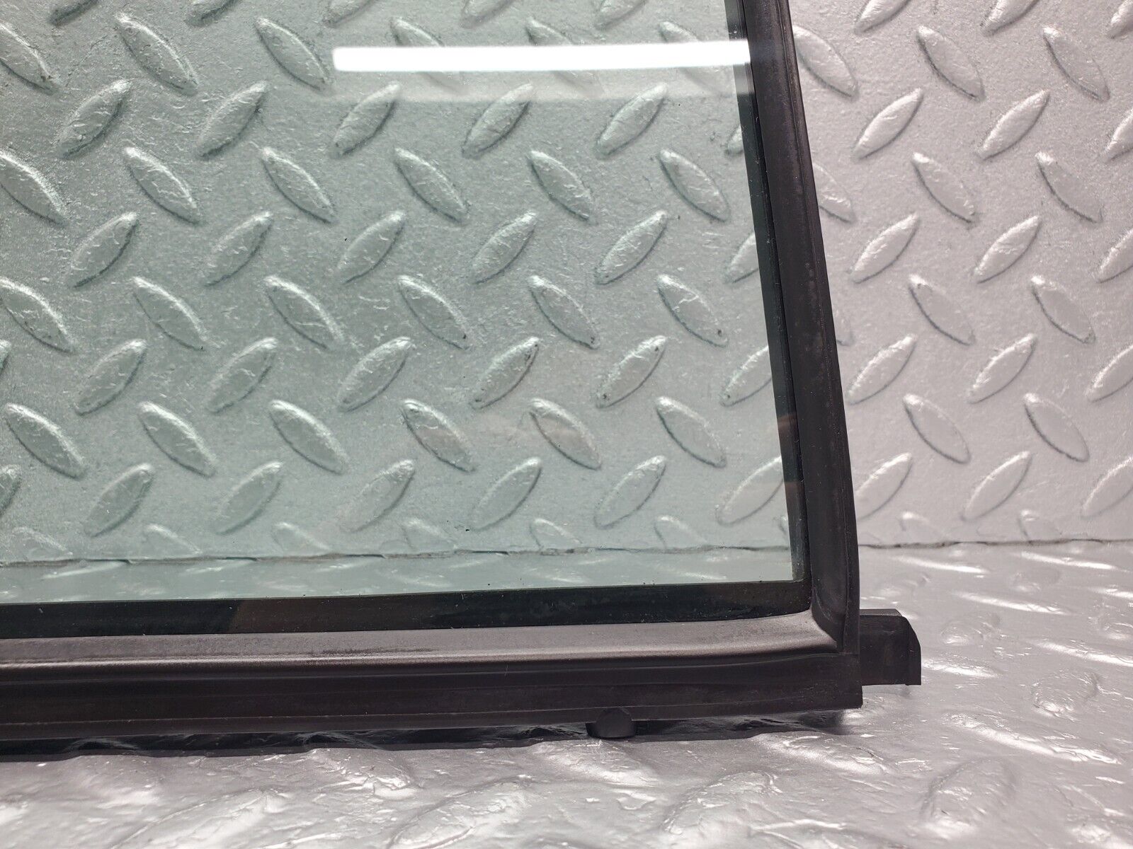 46249 Mercedes-Benz W124 280E Rear Right Quarter Window Glass 1247350624