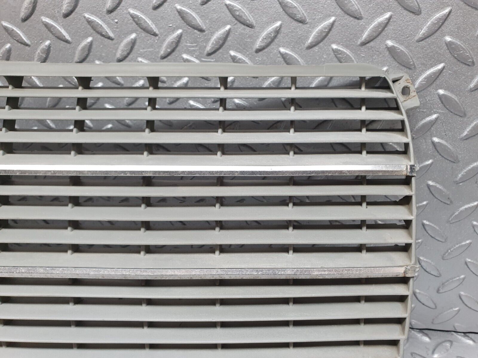 44103 Mercedes-Benz C123 230CE Coupe Bonnet Grill