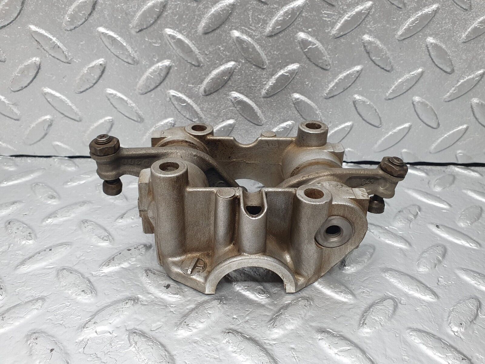 44010 Mercedes-Benz C123 230CE Rocker Arms Camshaft Bearing Block 1020512110