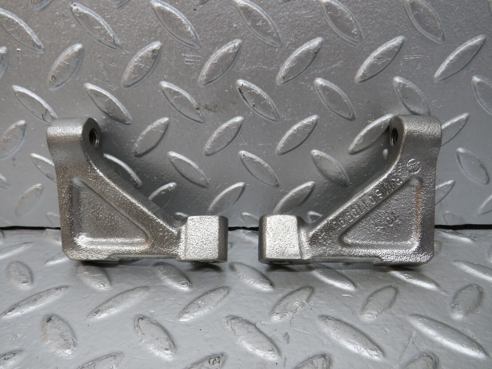 32873 Mercedes-Benz C107 R107 Engine Mount Bracket Pair 1160110895 1160110995