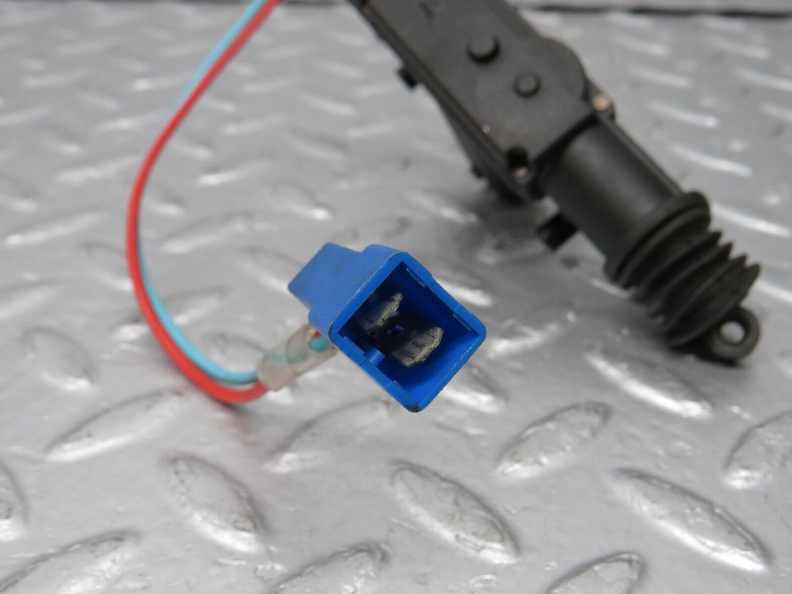 39133 Mercedes-Benz R107 500SL Trunk Lock Actuator