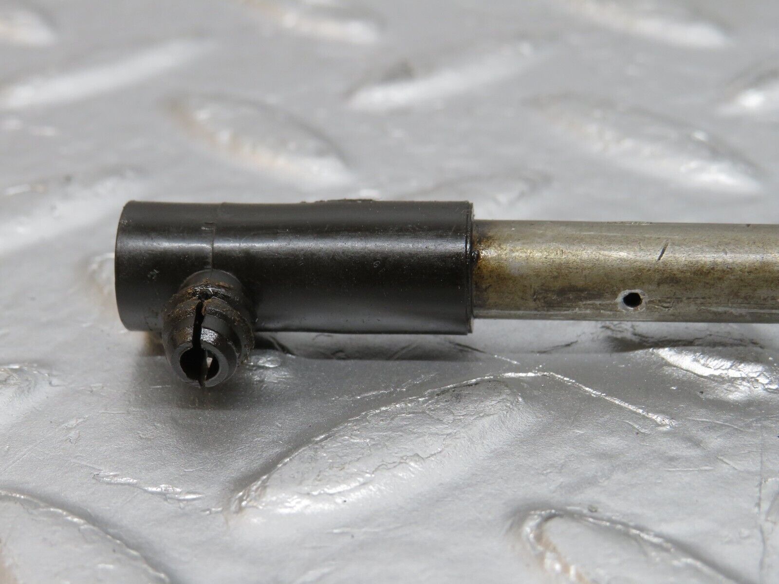 32958 Mercedes-Benz C107 R107 450 V8 Camshaft Oil Tube