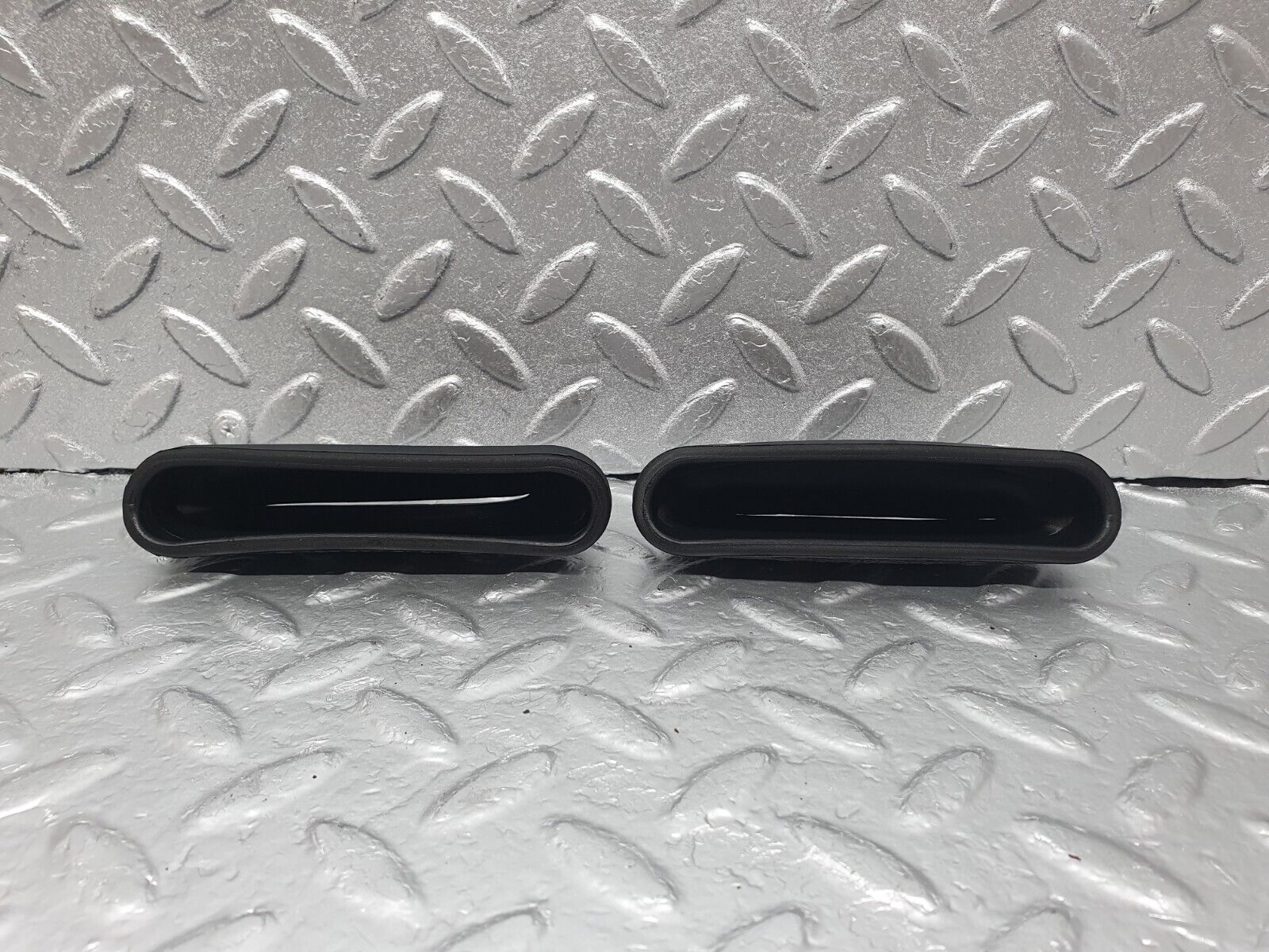 43532 Mercedes-Benz C126 380SEC Coupe Dashboard Centre Air Vent Rubber 2x 1269970181