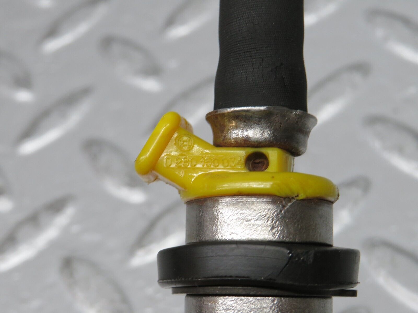 32841 Mercedes-Benz C107 R107 350 V8 Fuel Injector Bosch 0280150034